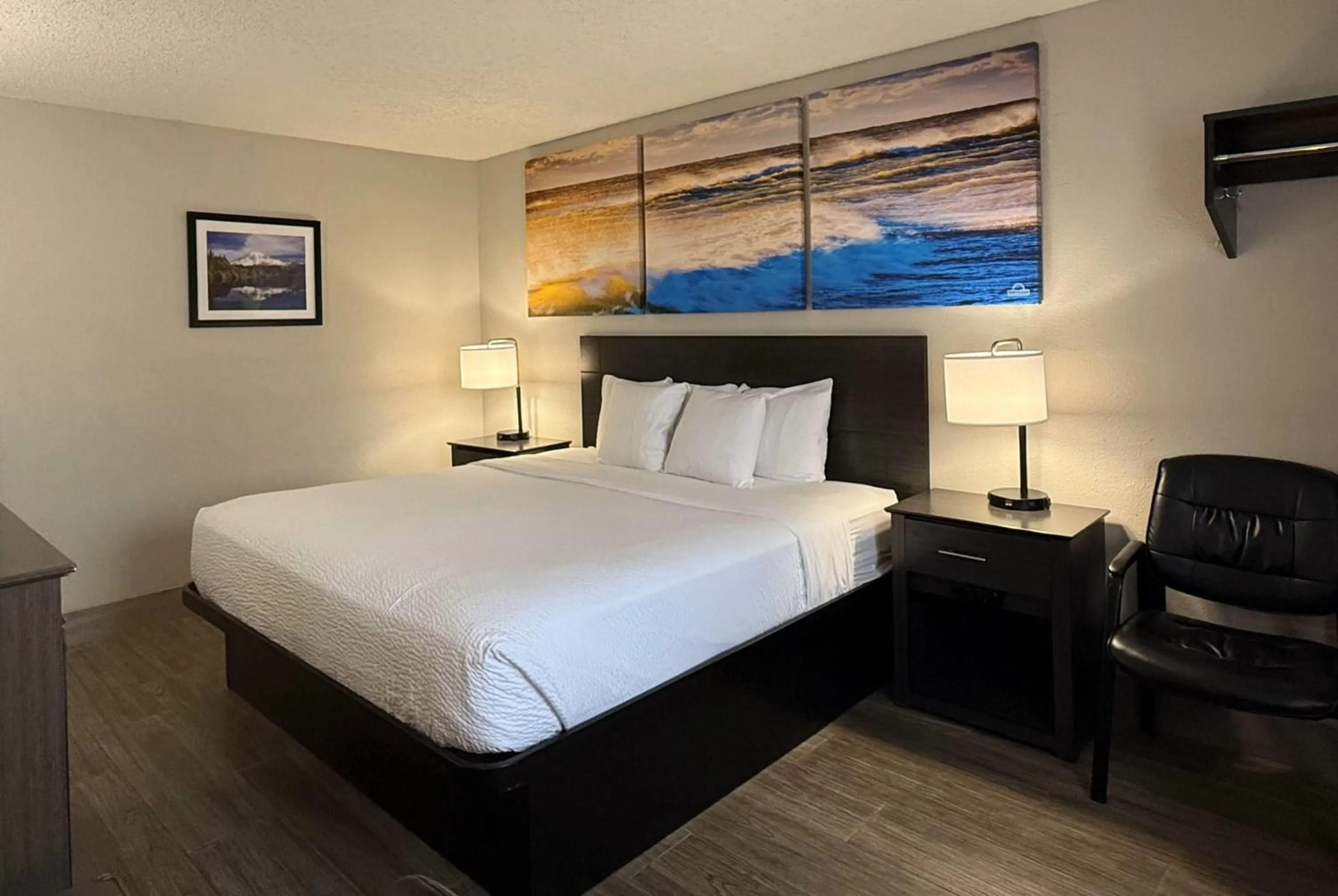 King Room - Ground Floor/Non-Smoking in Days Inn by Wyndham Orange Park/Jacksonville