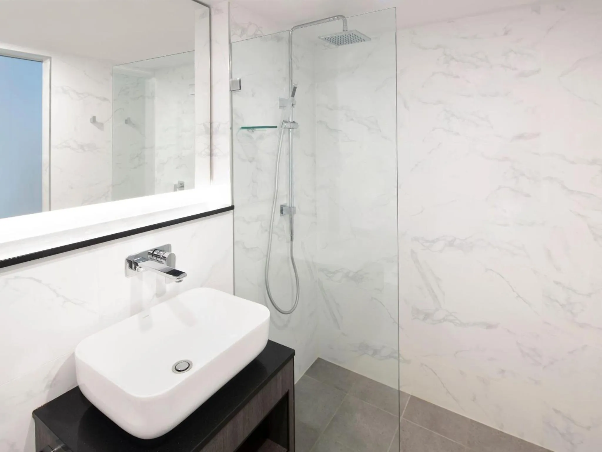 Standard Queen Room in Mercure Sydney