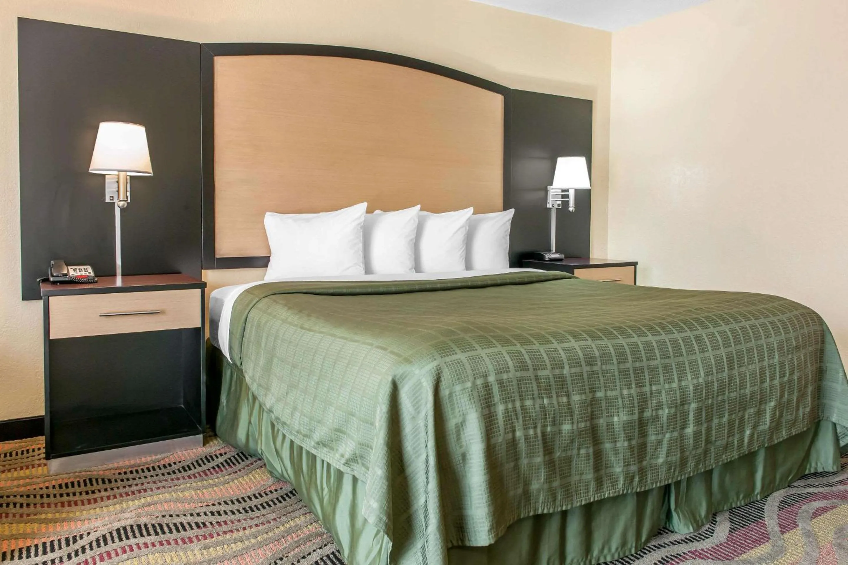 King Suite - Non-Smoking in Quality Inn Conference Center Logansport