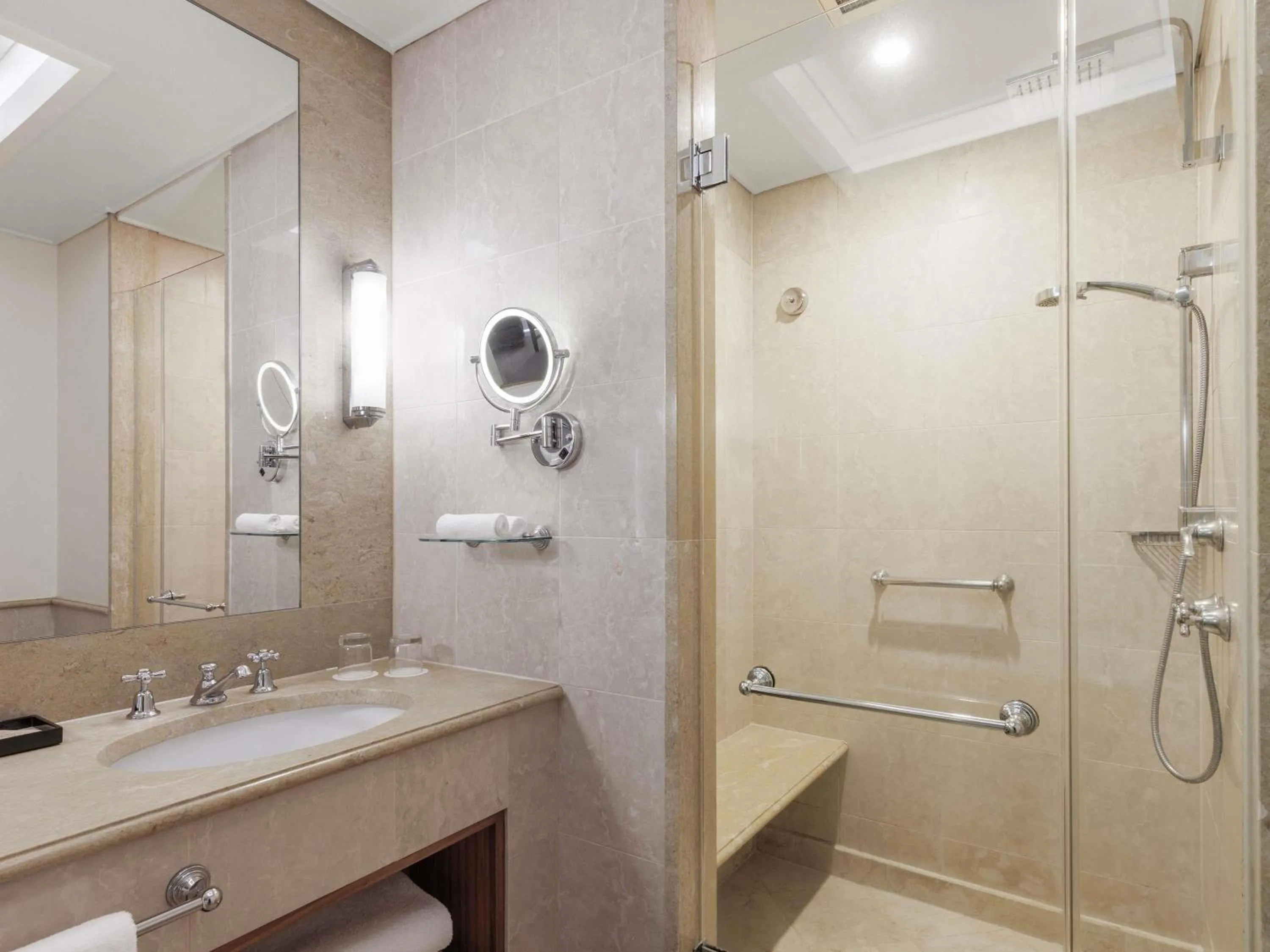 Superior Twin Room with 2 King Single Beds, Spa Bath and City View with one drink voucher in Pullman Reef Hotel Casino