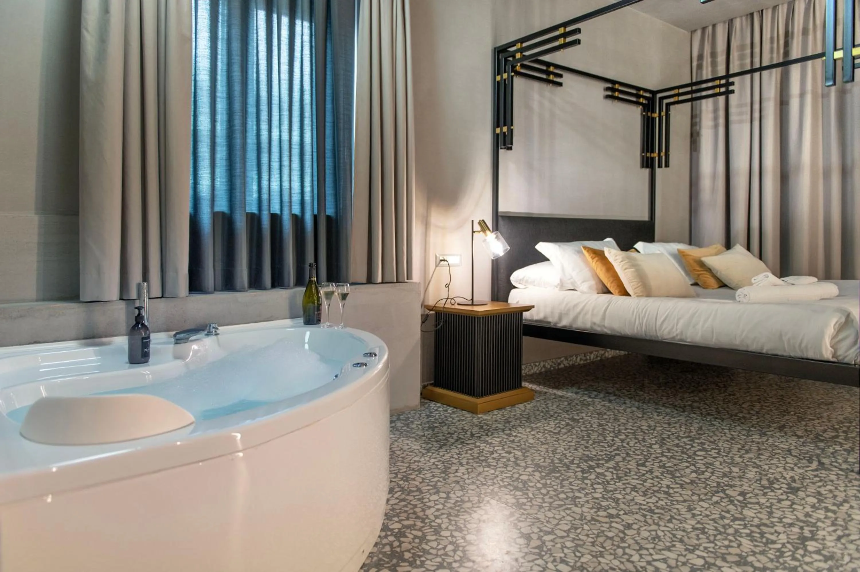 Deluxe Double Room with Bath in Hotel Nuvò