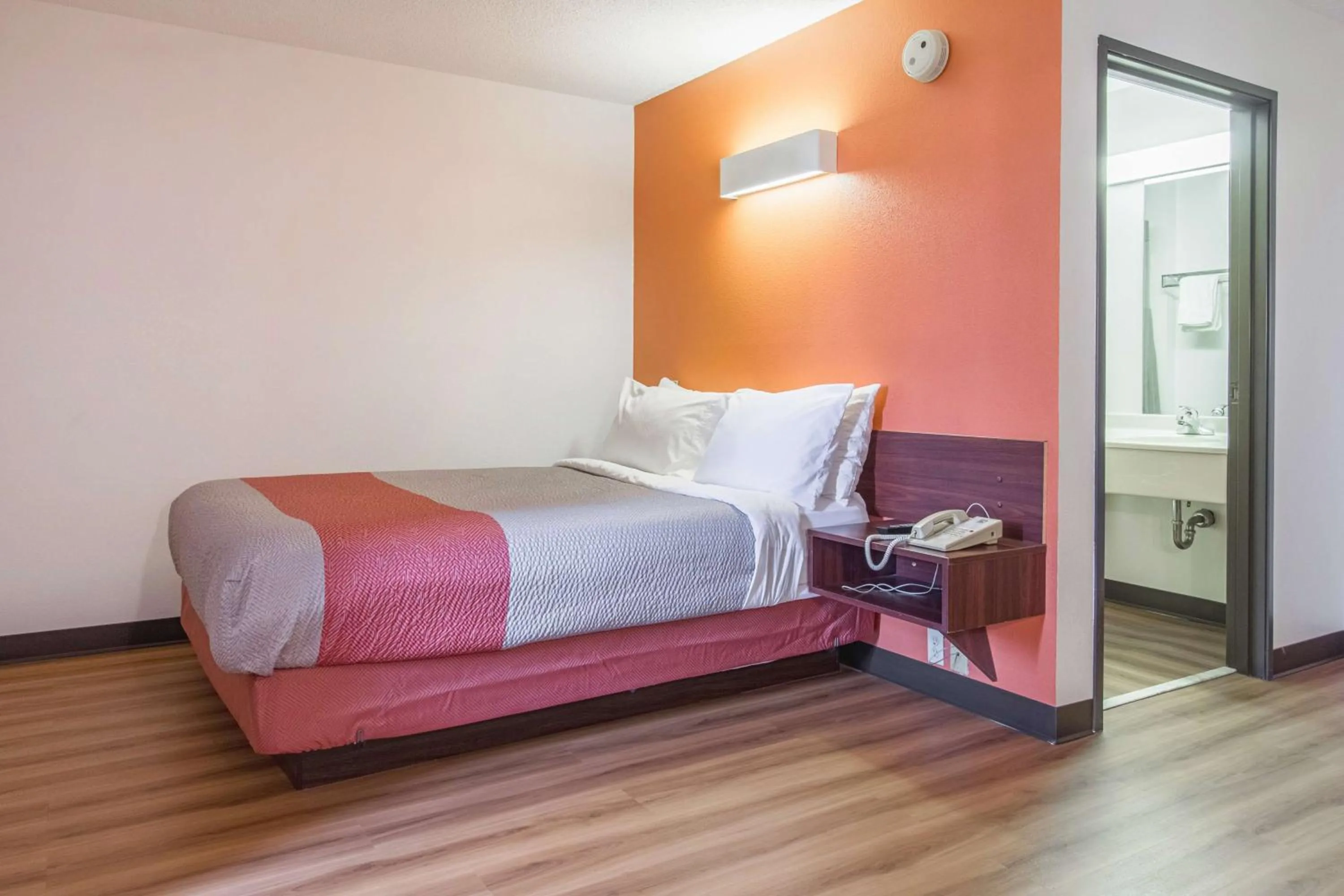 Deluxe Queen Room - single occupancy - Smoking in Motel 6-Streetsboro, OH