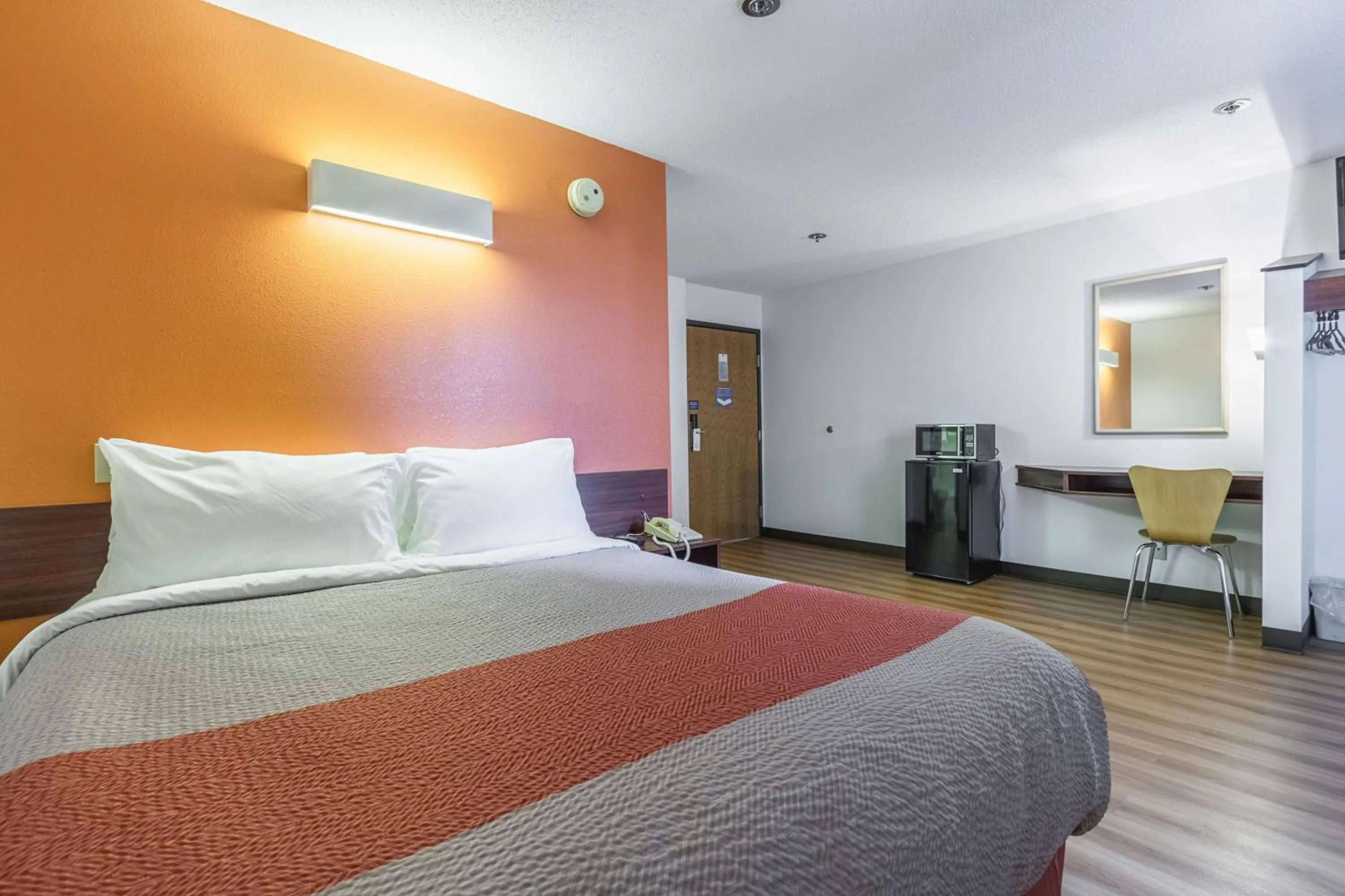 Deluxe Queen Suite - single occupancy - Smoking in Motel 6-Streetsboro, OH