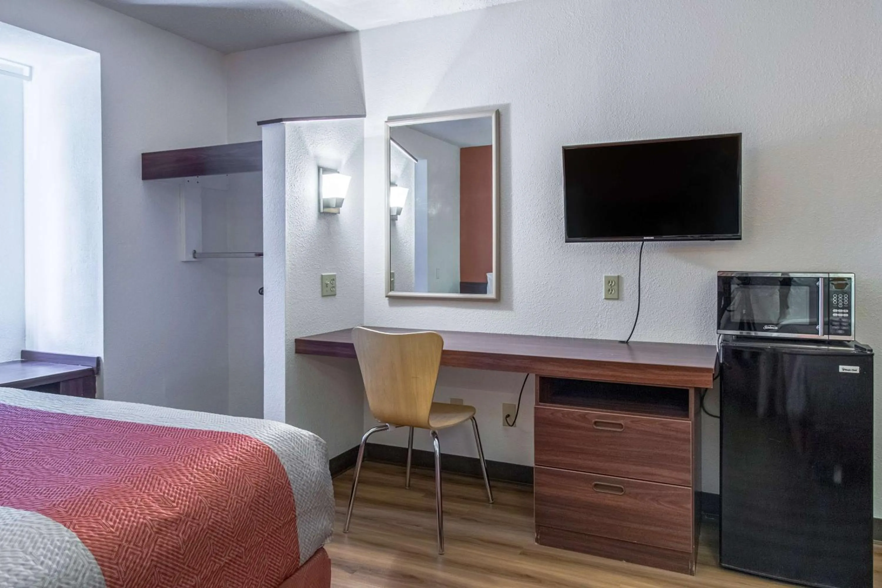 Queen Room - single occupancy - Disability Access - Non-Smoking in Motel 6-Streetsboro, OH