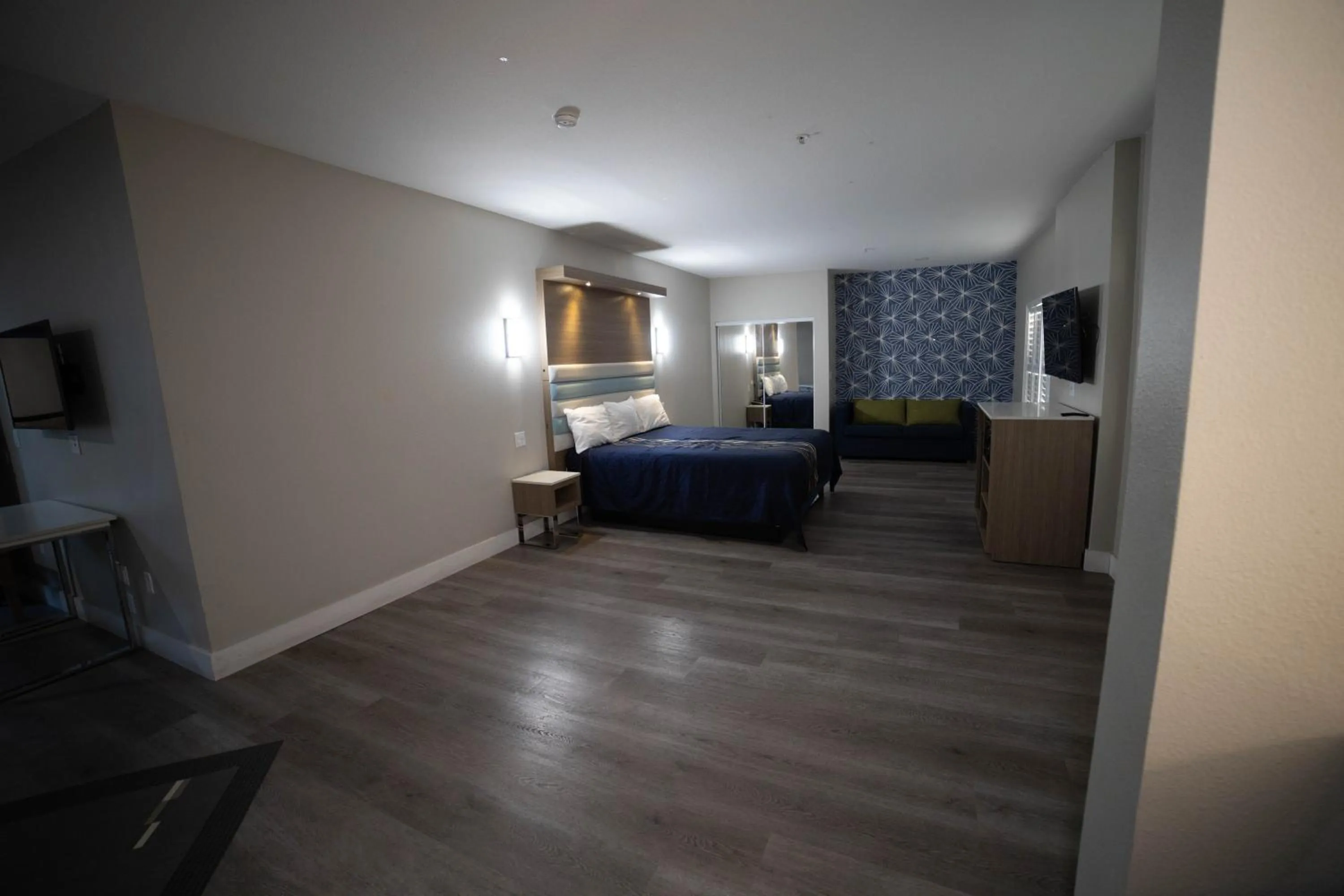 Suite with Hot Tub in Mid City Inn & Suites Pico Rivera