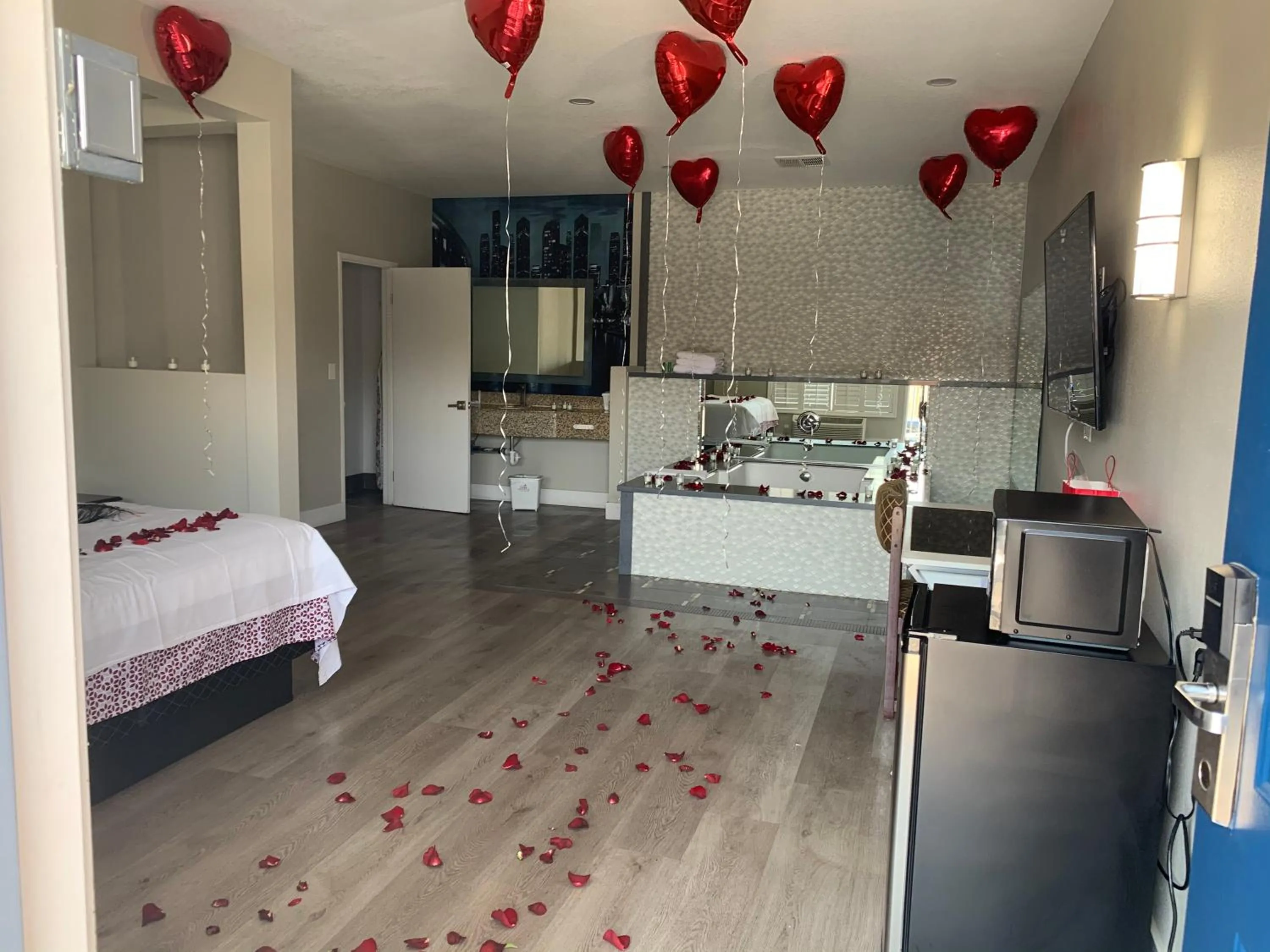 King Room with Spa Bath in Mid City Inn & Suites Pico Rivera