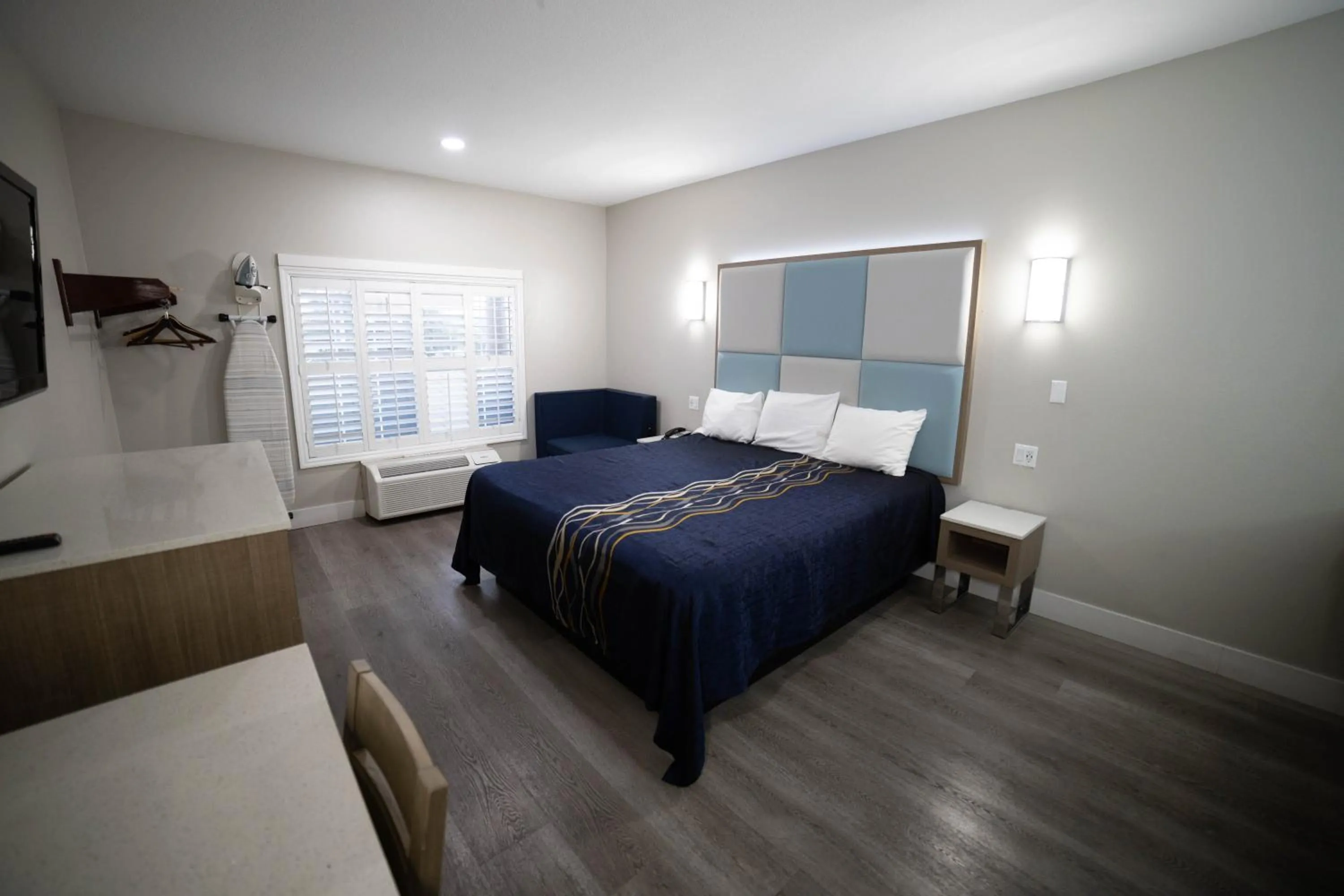 Deluxe King Room in Mid City Inn & Suites Pico Rivera