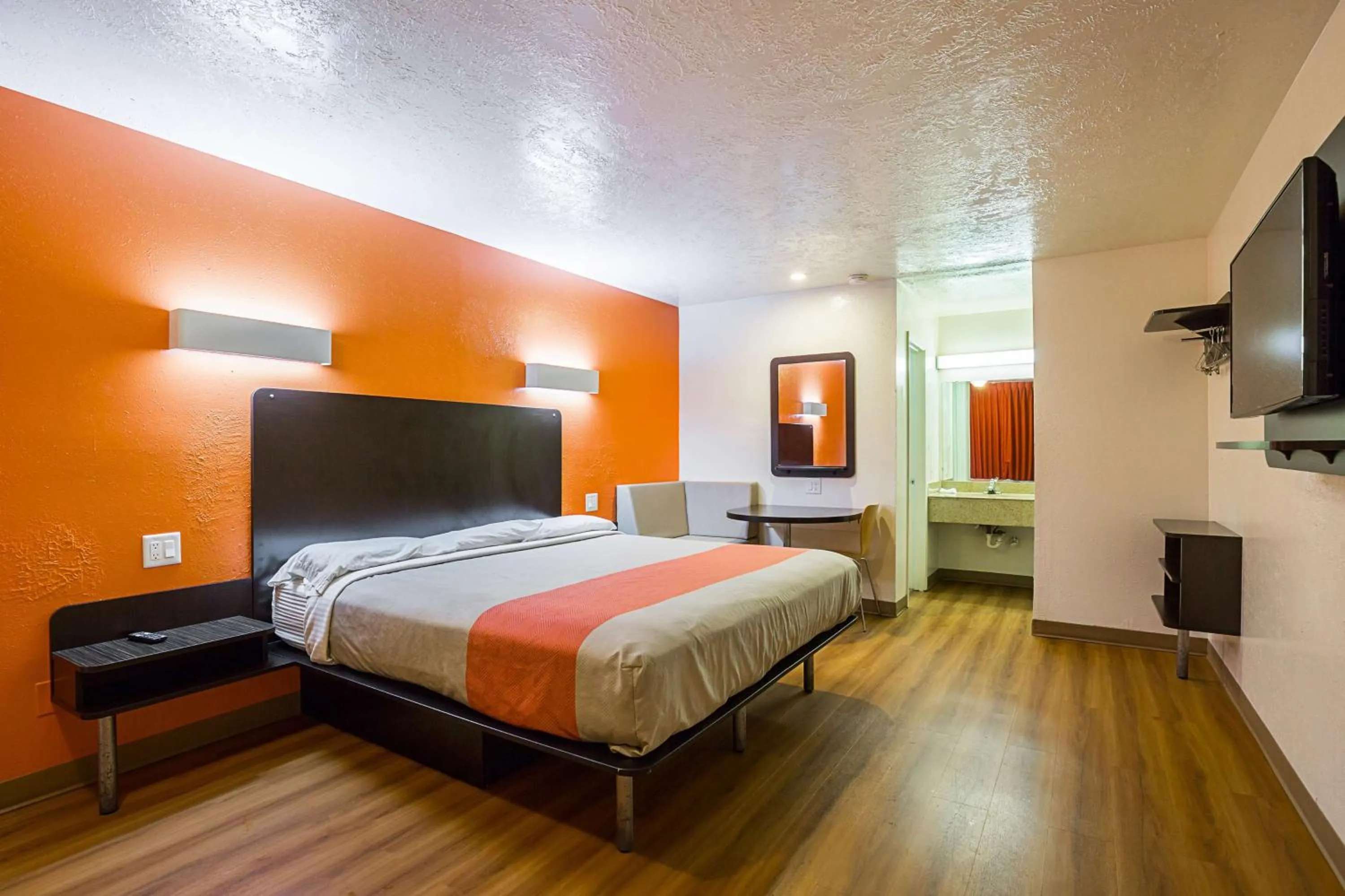 Deluxe King Room - Non-Smoking in Motel 6-Madisonville, TX