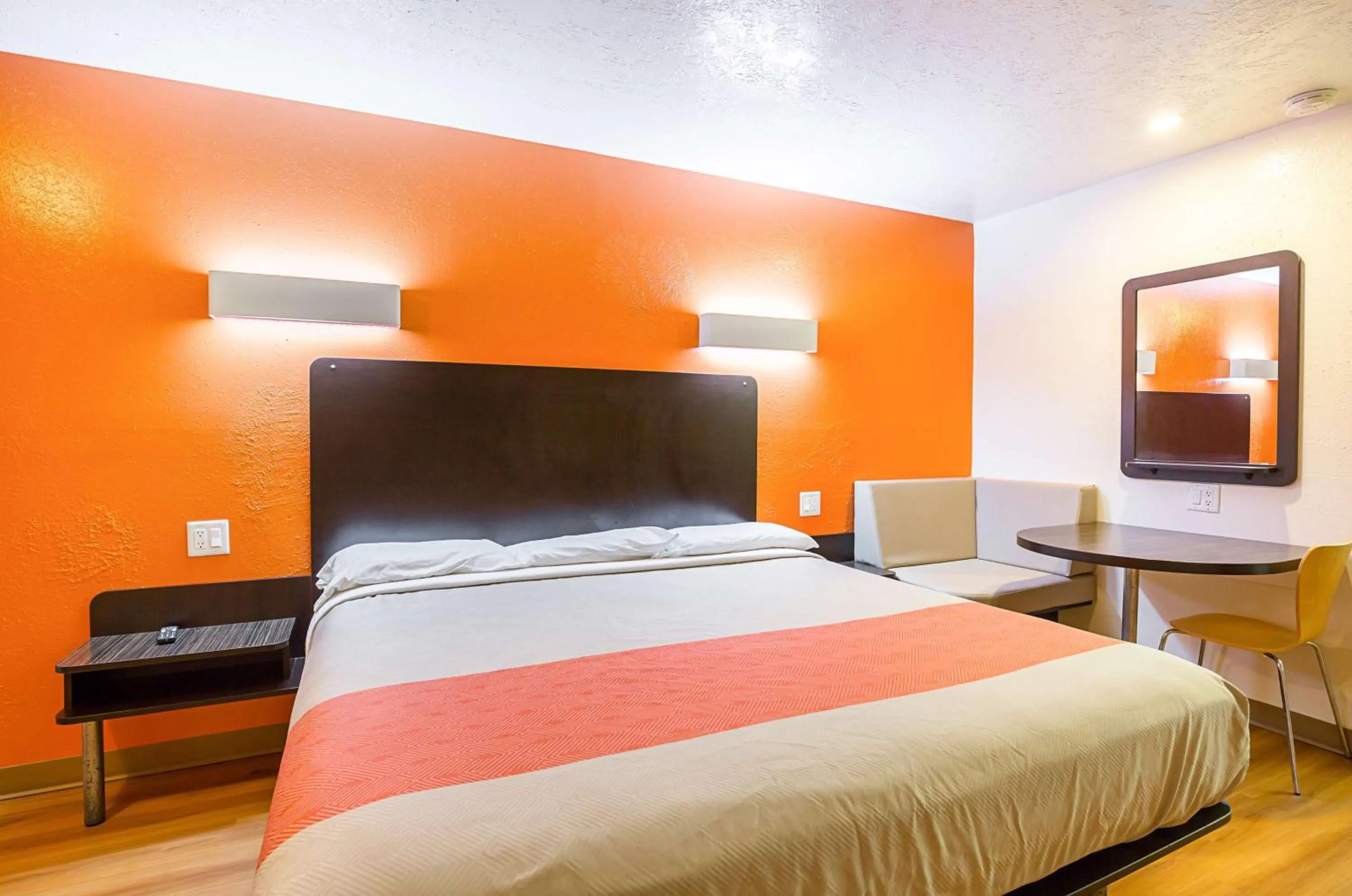 Deluxe King Room - Smoking in Motel 6-Madisonville, TX