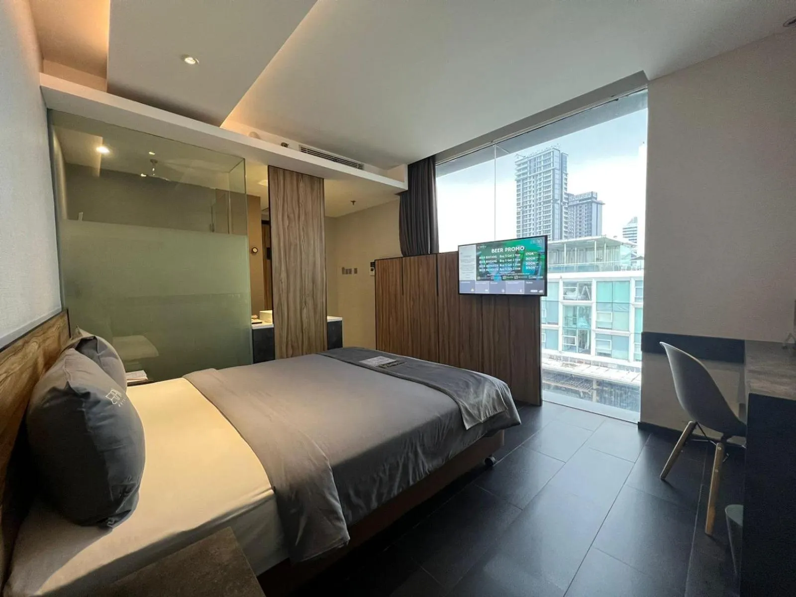 Deluxe Queen Room with City View in Erian Hotel