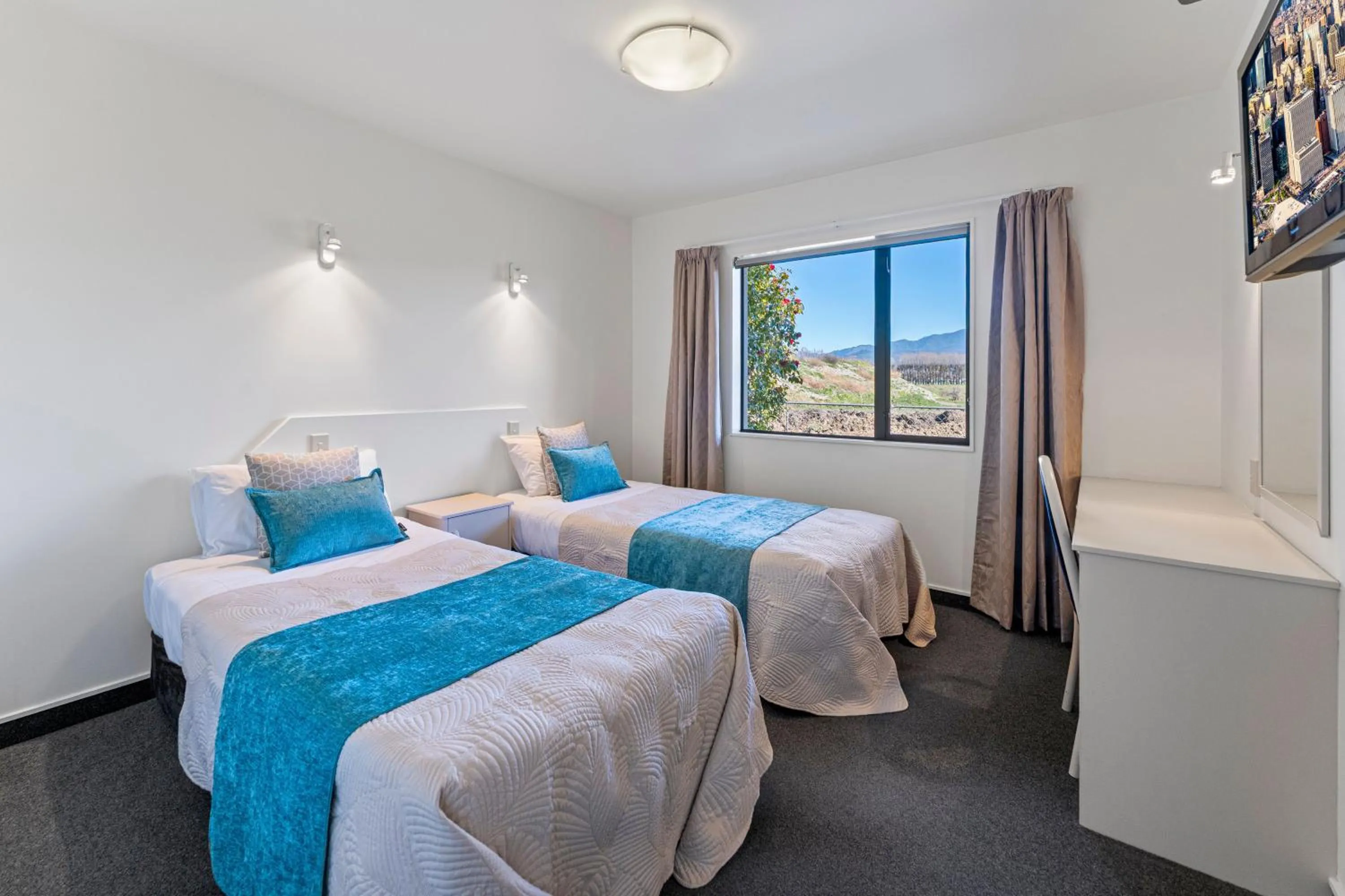 One-Bedroom Family Apartment in Avalon Manor Motel