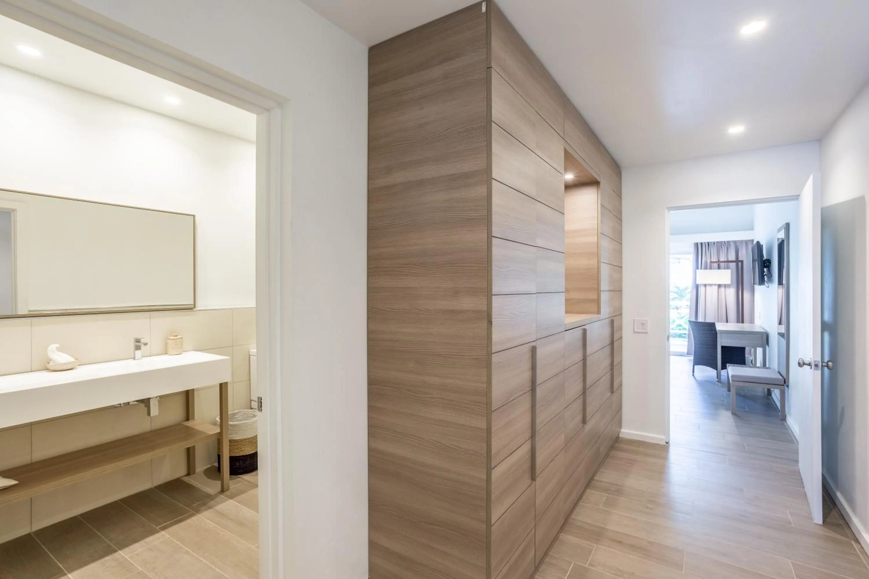 Standard Beachside Suite 1 King & 1 Sofa-bed non-smoking (4KN) - single occupancy in Wyndham Tortola BVI Lambert Beach Resort