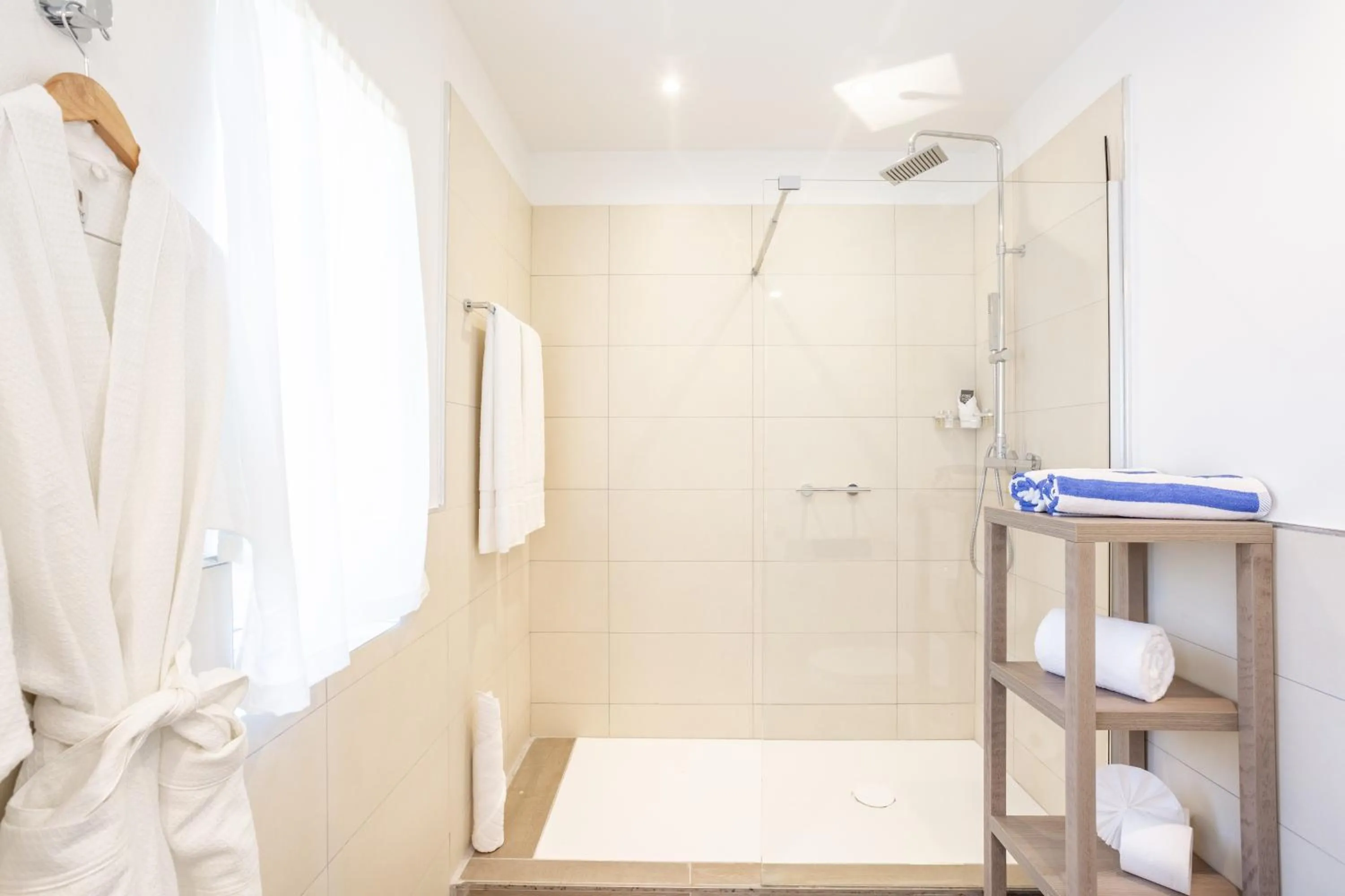 Standard Beachside 1 King - Non-Smoking (2KN) in Wyndham Tortola BVI Lambert Beach Resort