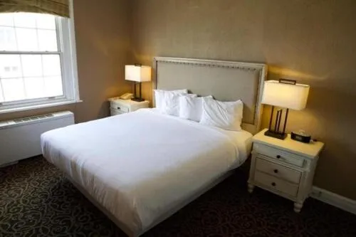 Vintage Queen in Spokane Club Hotel