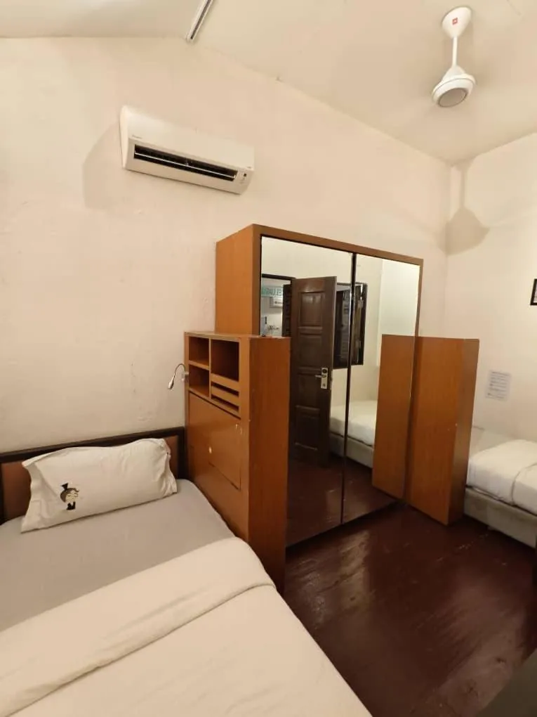 Standard Twin Room with Shared Bathroom in Red Inn Court