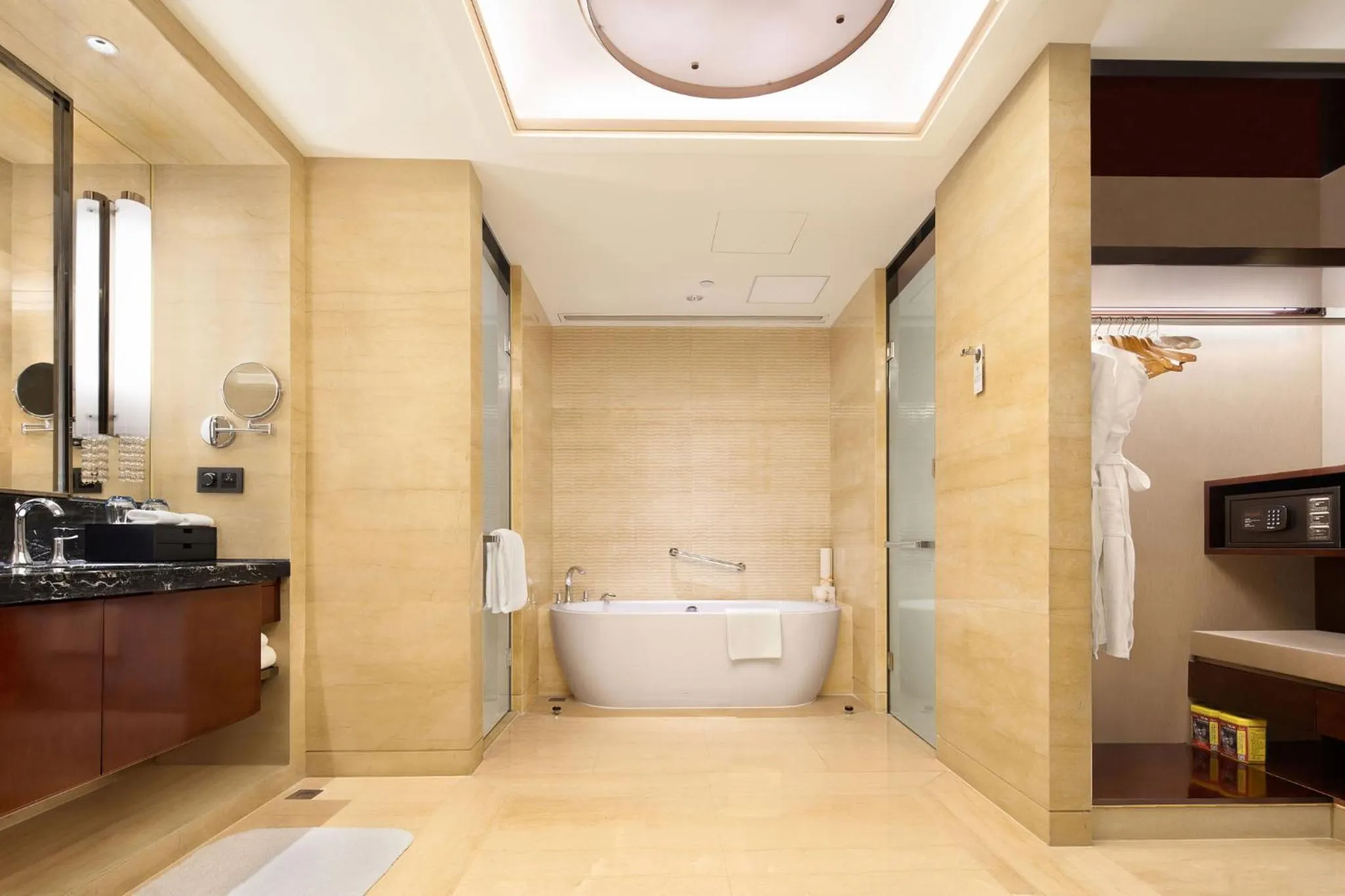 Premium King Room - Lounge Access in Crowne Plaza Chengdu Panda Garden by IHG