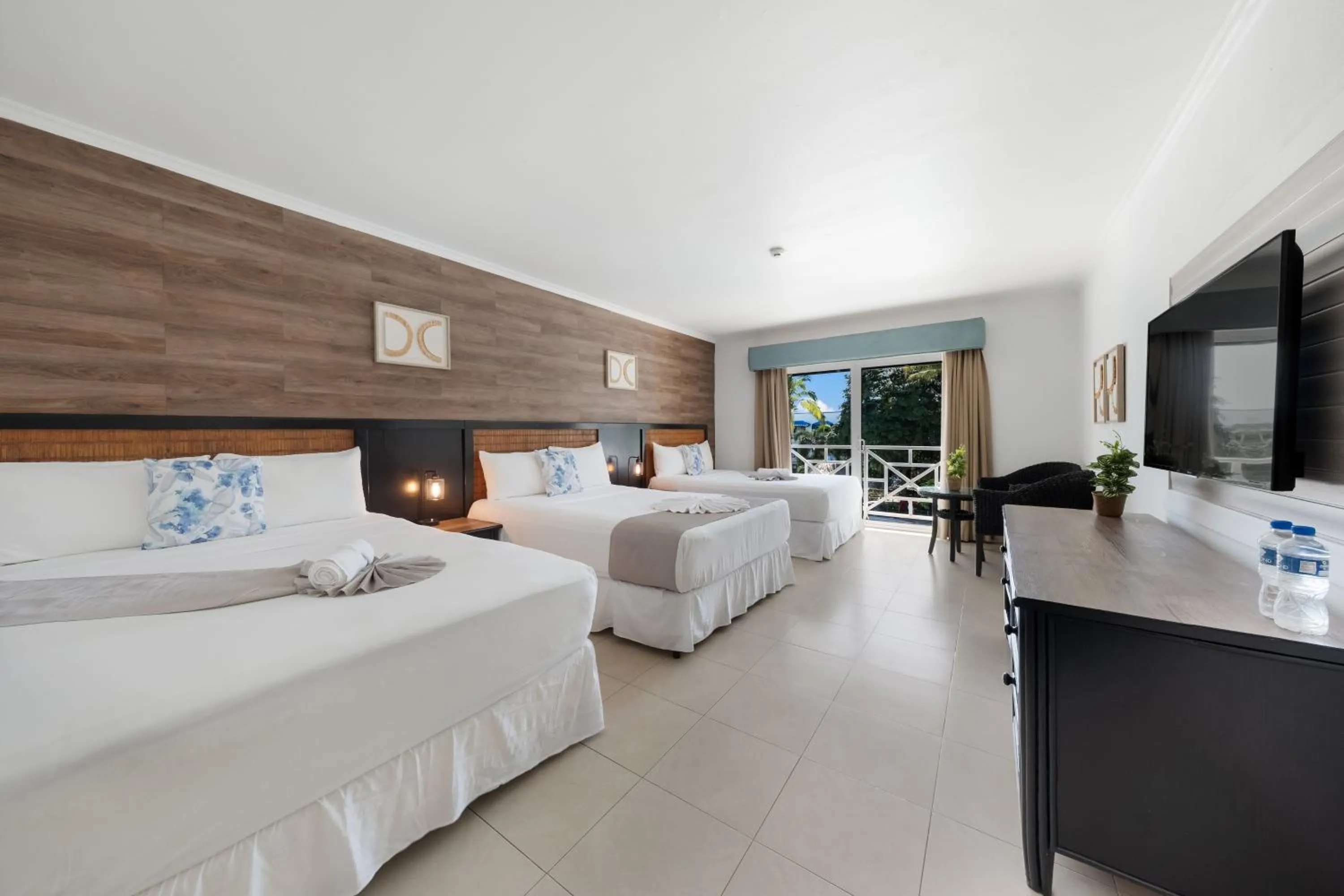 Deluxe Family Room in Playa Blanca Beach Resort - All Inclusive