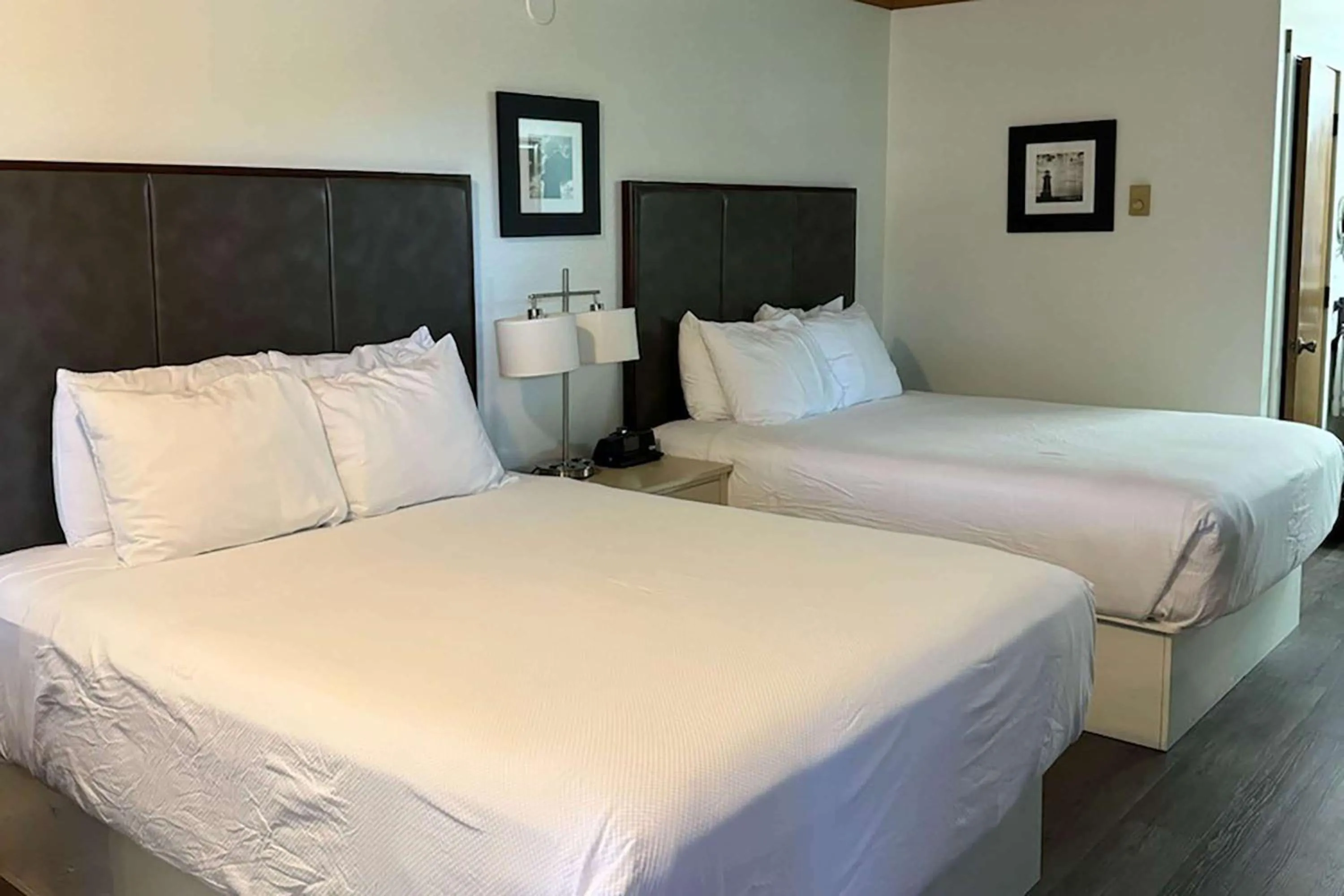 Queen Room with River View - Non-Smoking in River House Inn, a Baymont by Wyndham