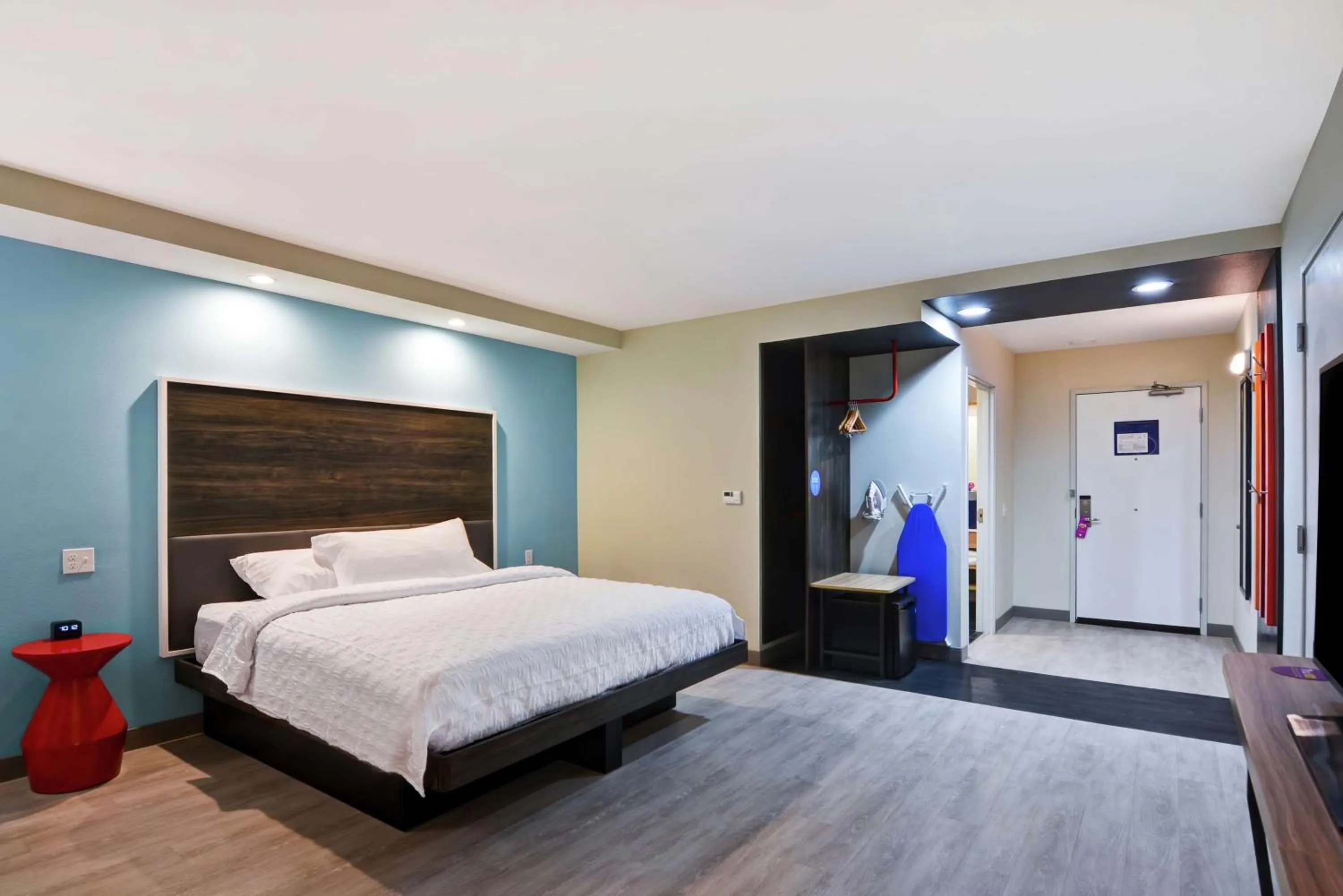 King Room with Accessible Tub - Mobility Access in Tru By Hilton Baton Rouge Citiplace