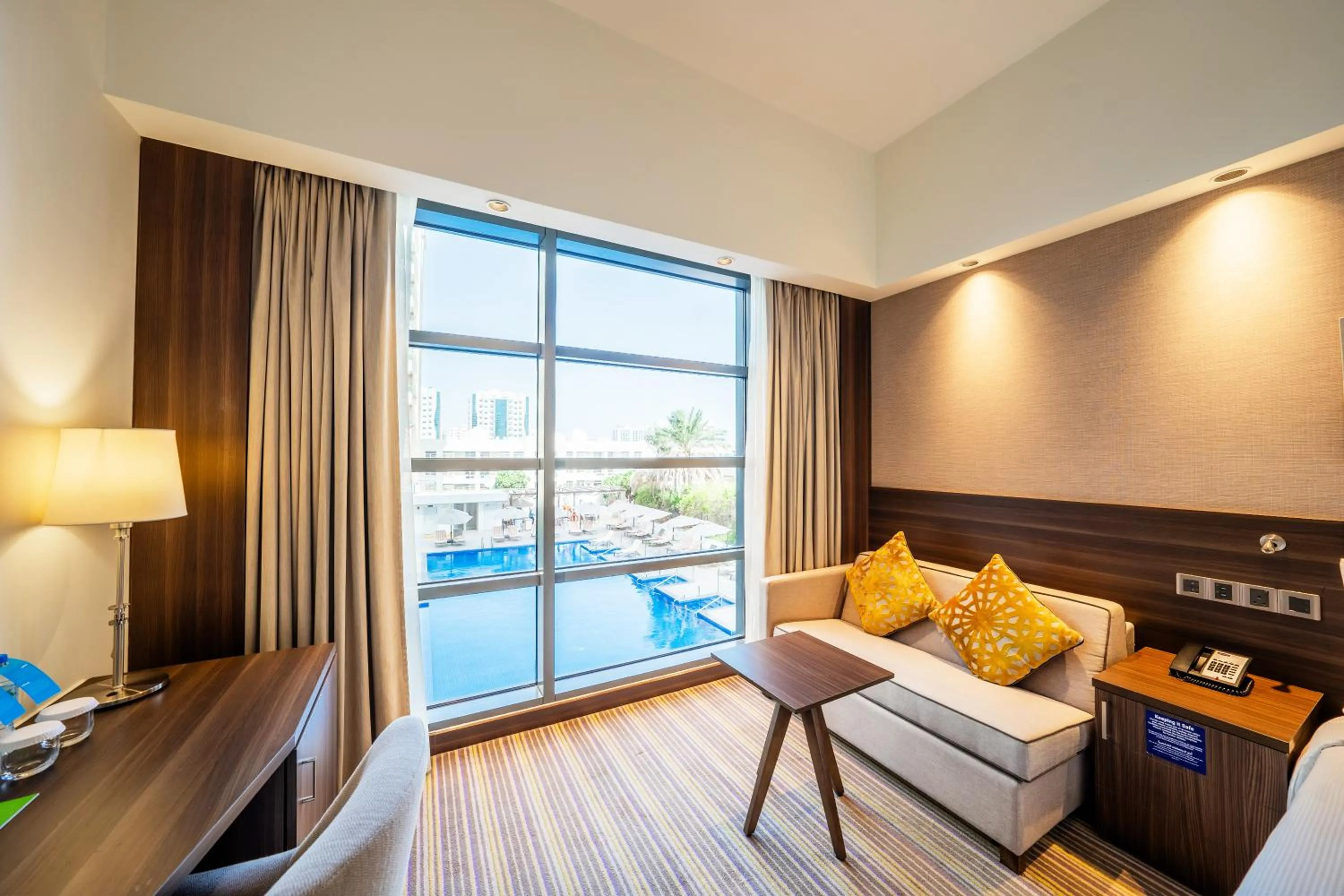 Queen Room with Sofa Bed - Smoking in Hampton By Hilton Dubai Airport