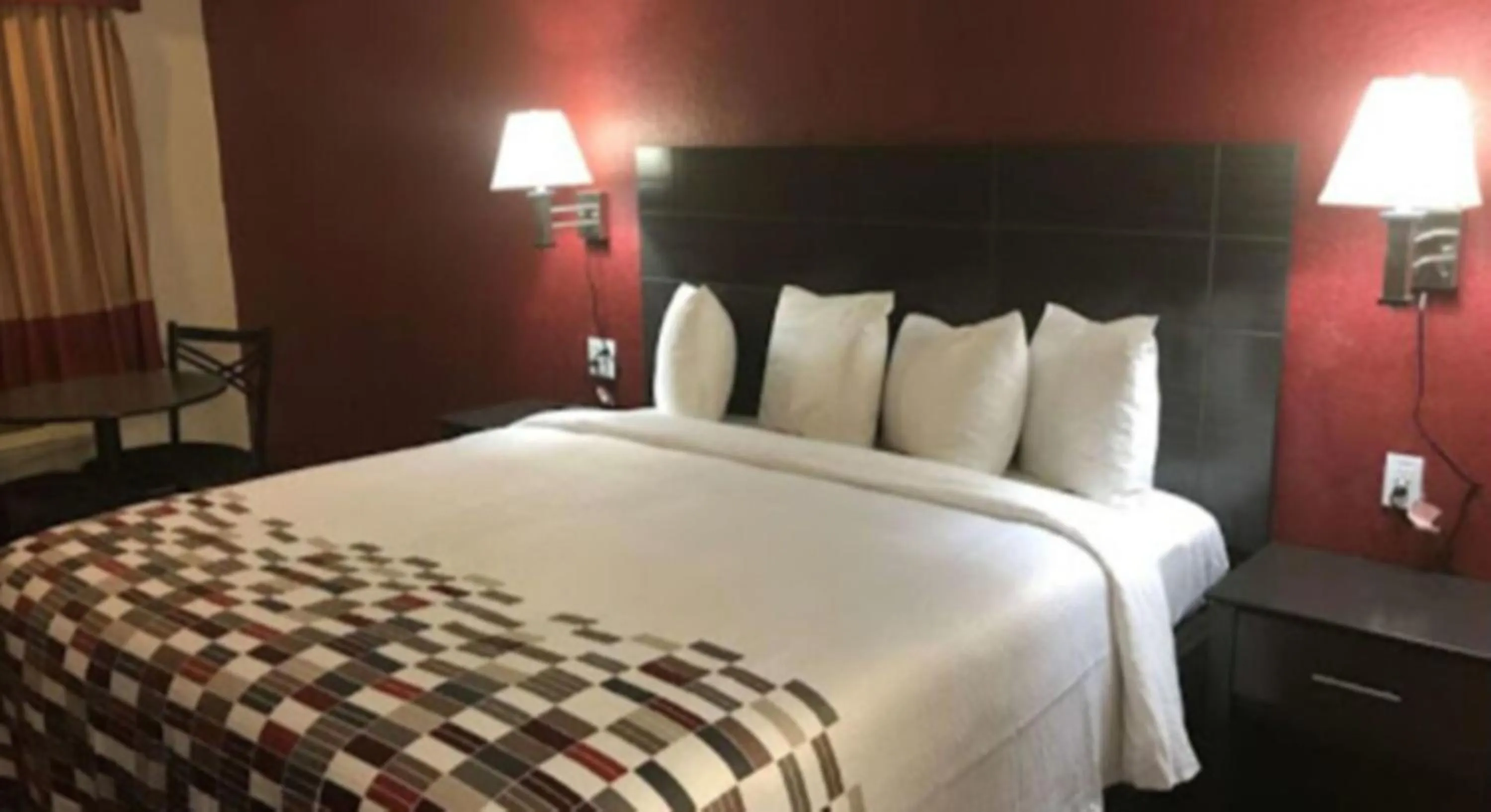 Superior King Room - Disability Access/Non-Smoking in American Inn