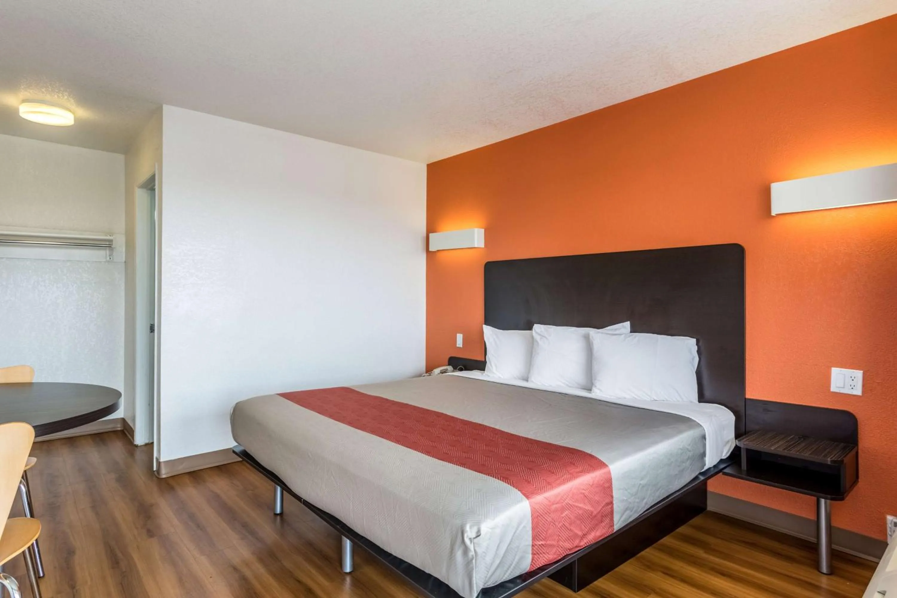 King Room - Non-Smoking in Motel 6 Albuquerque Northeast