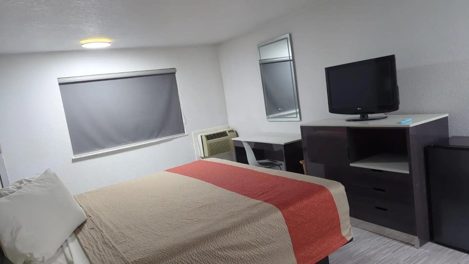 King Room in Evergreen Inn & Suites Portland