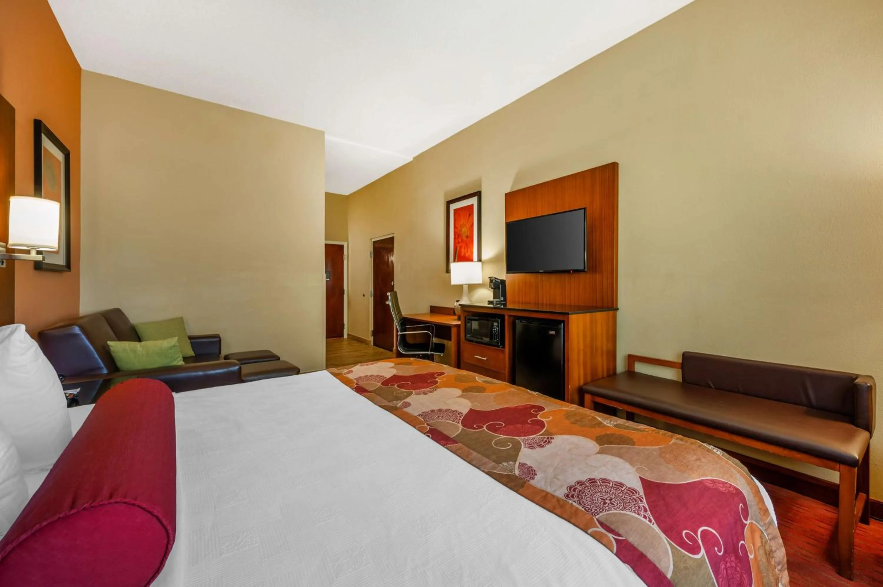 King Room with Roll-In Shower - Mobility Access in Best Western Plus Georgetown Corporate Center Hotel