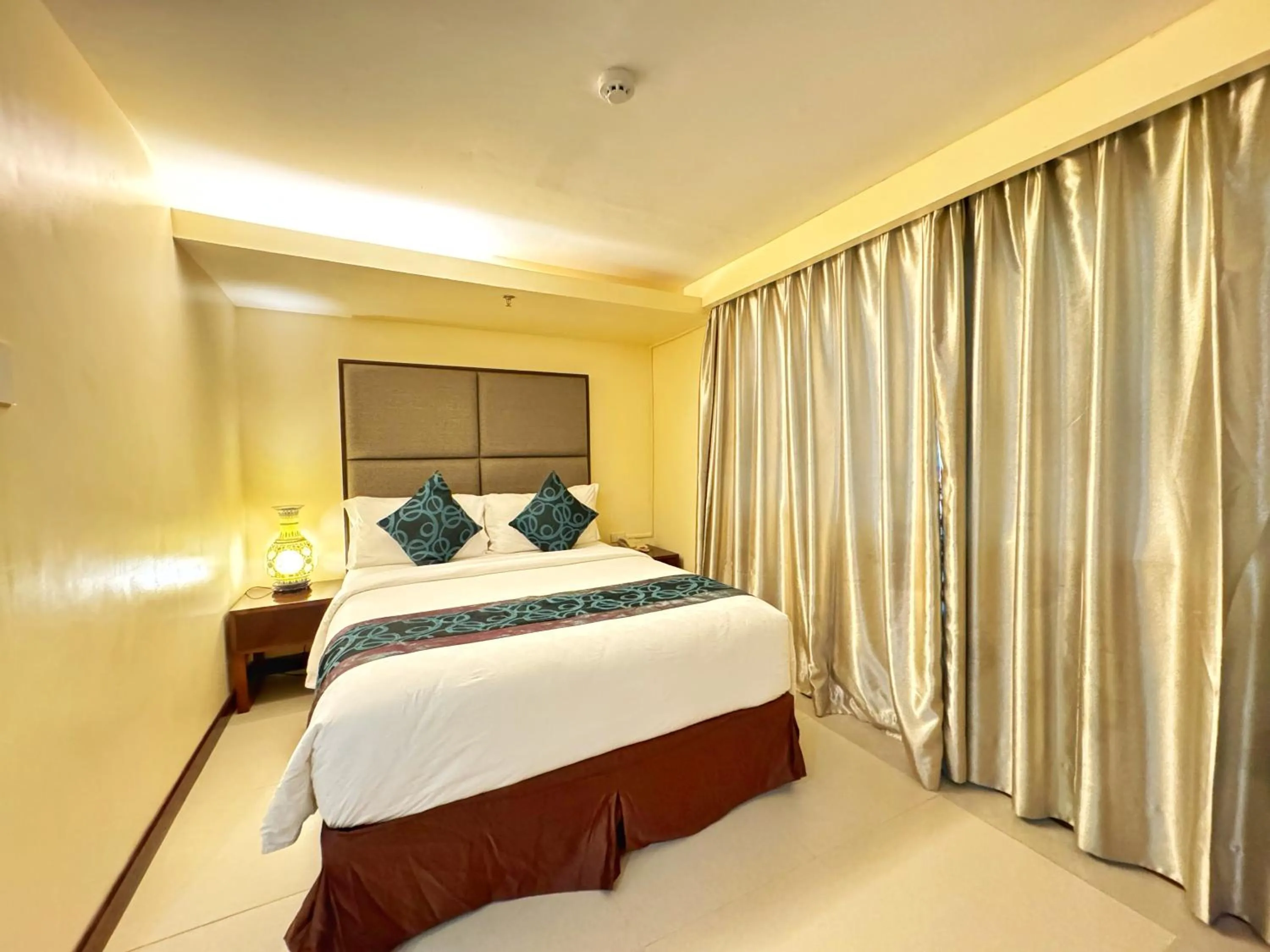 Deluxe Queen Room in Golden Phoenix Hotel Boracay