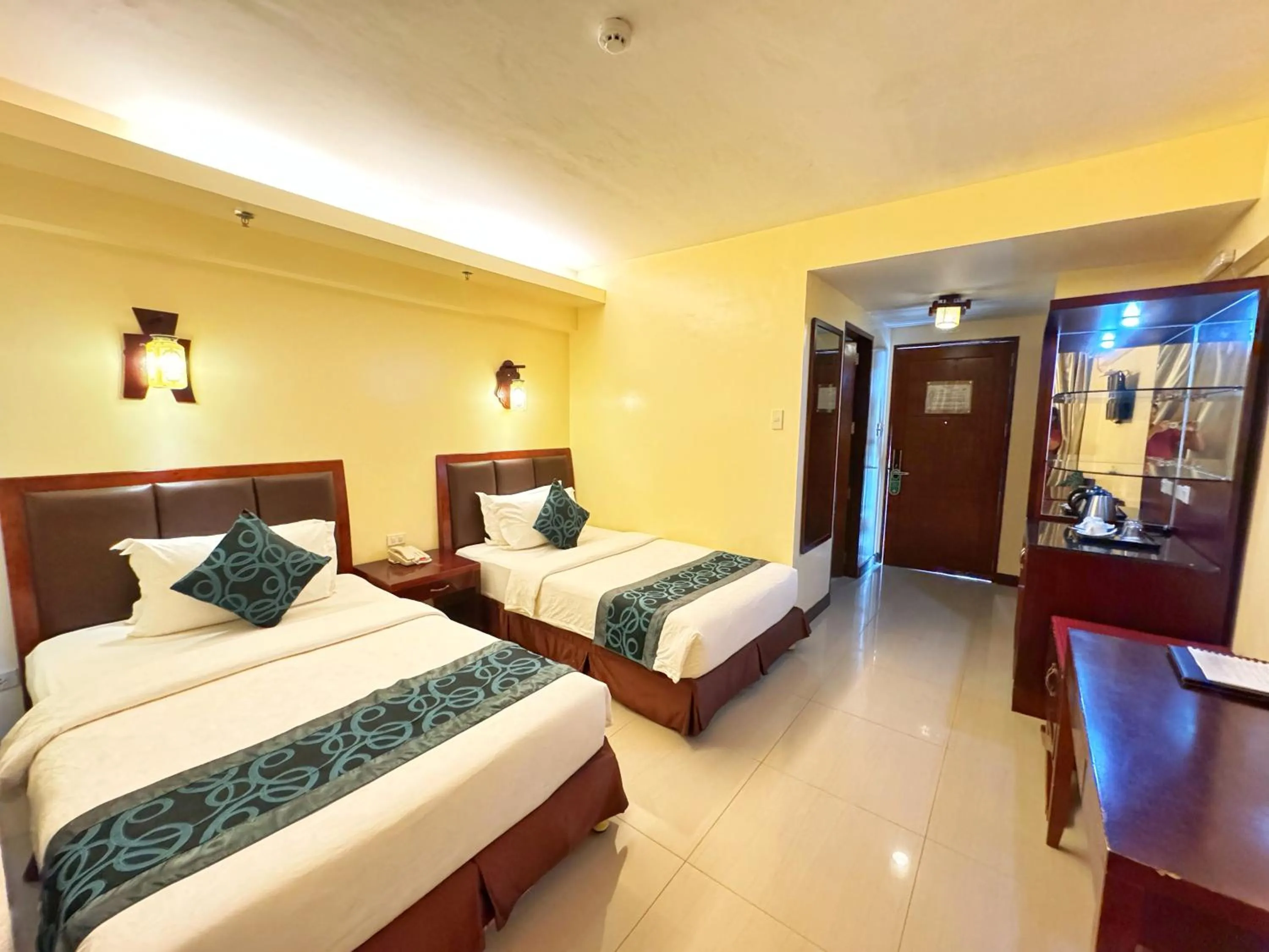 Deluxe Twin Room in Golden Phoenix Hotel Boracay
