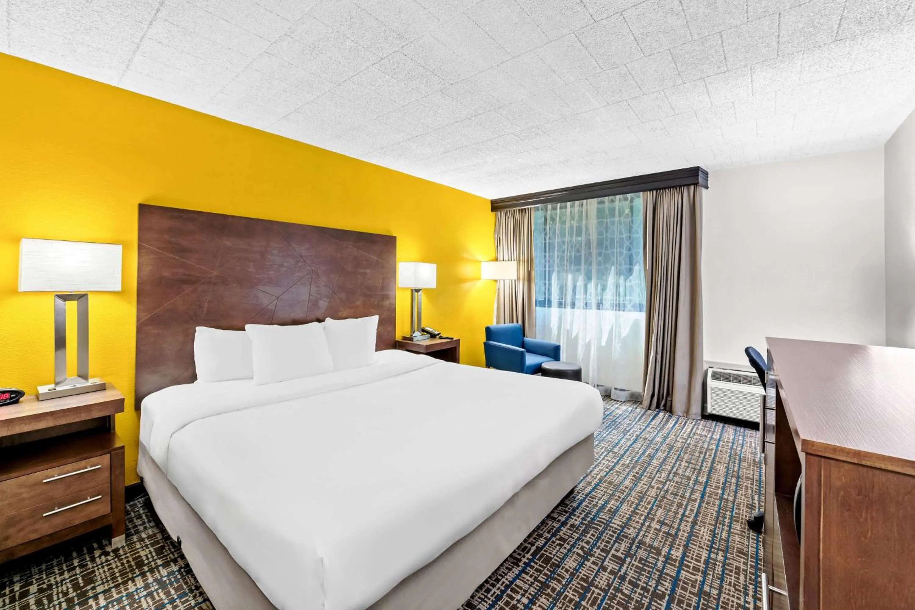 King Room - Disability Access Roll in Shower in Best Western Inn at Ramsey