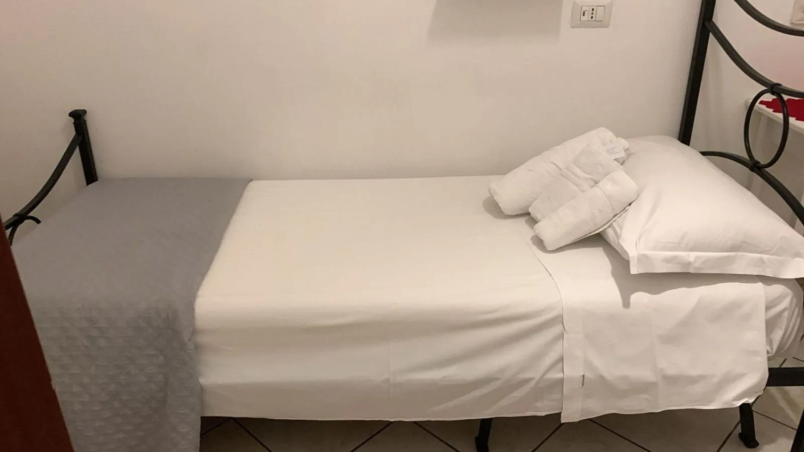 Single Room with Shared Bathroom in In the Center Guesthouse