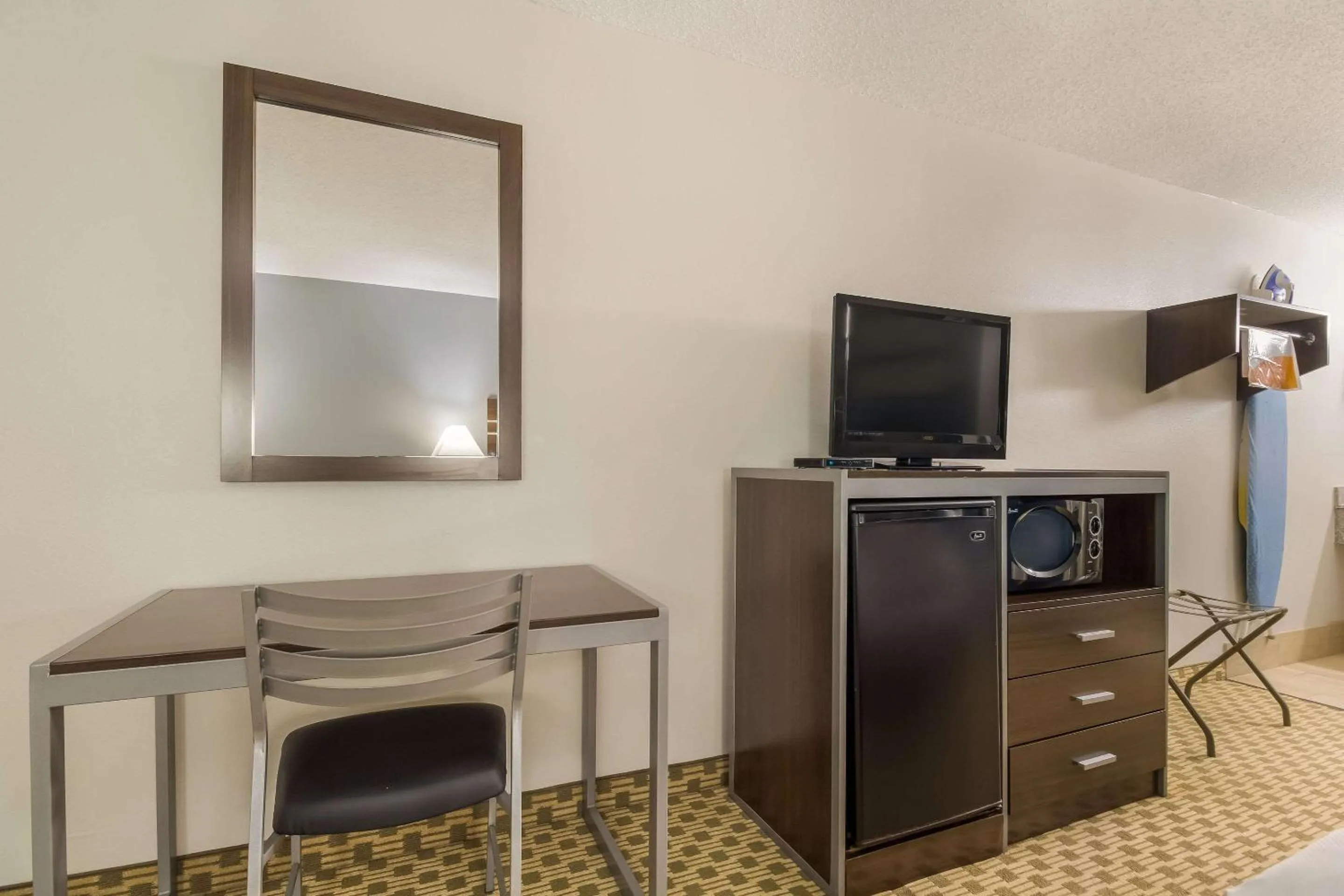 King Room - Non-Smoking in Quality Inn Madisonville