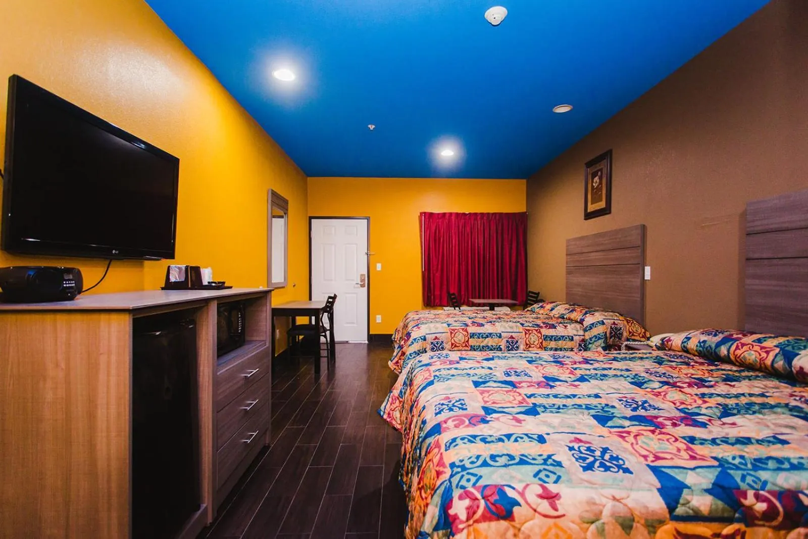 Double Room with Two Double Beds in Moonlight Suites - Houston/George Bush Int'l Airport