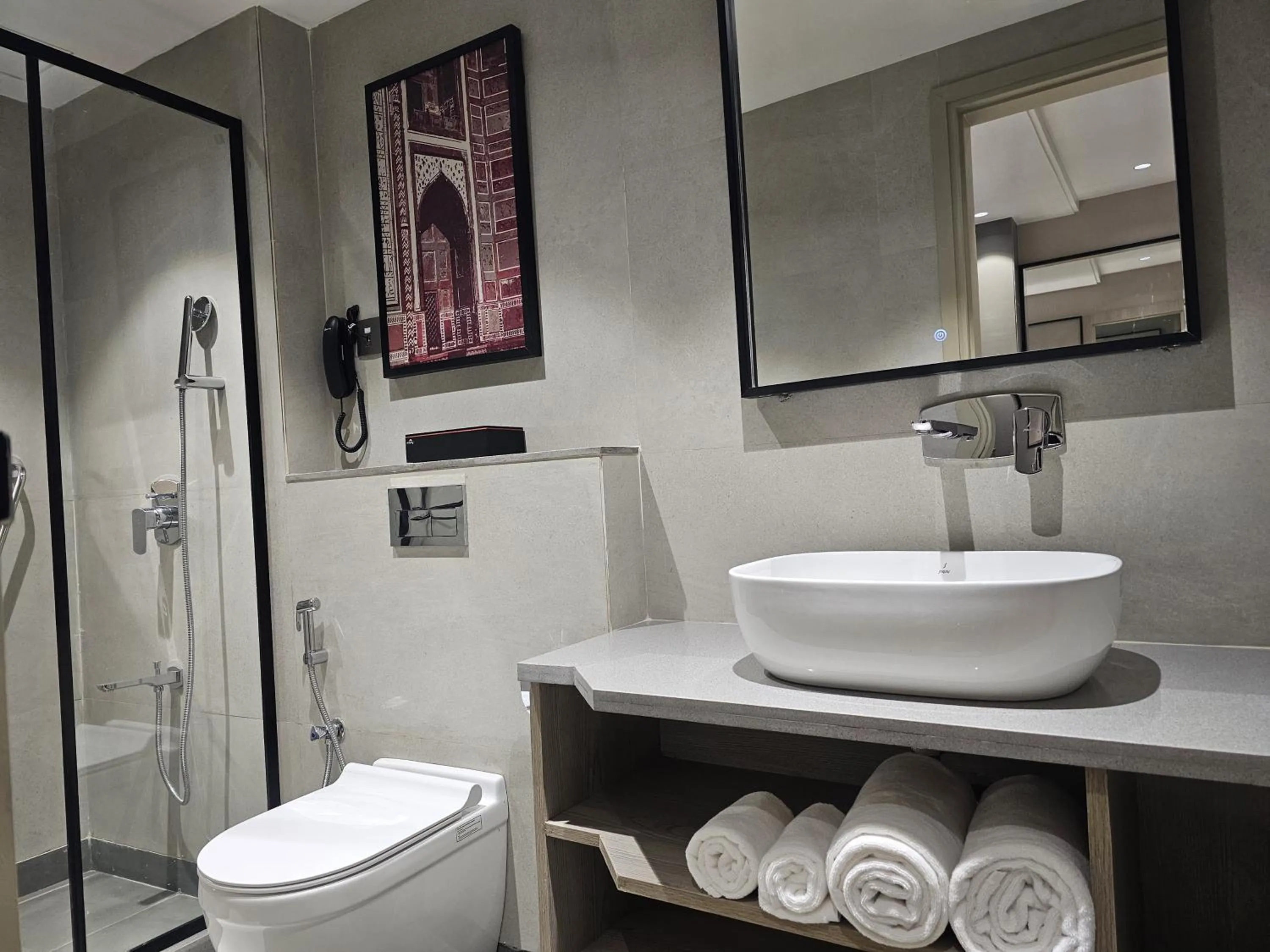 Deluxe King Room in Crystal Inn