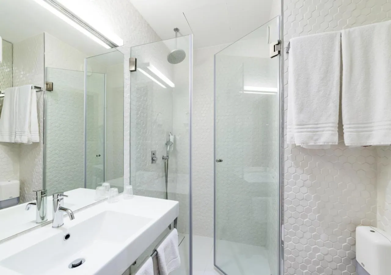 Twin Room with City View in Moov Hotel Porto Centro