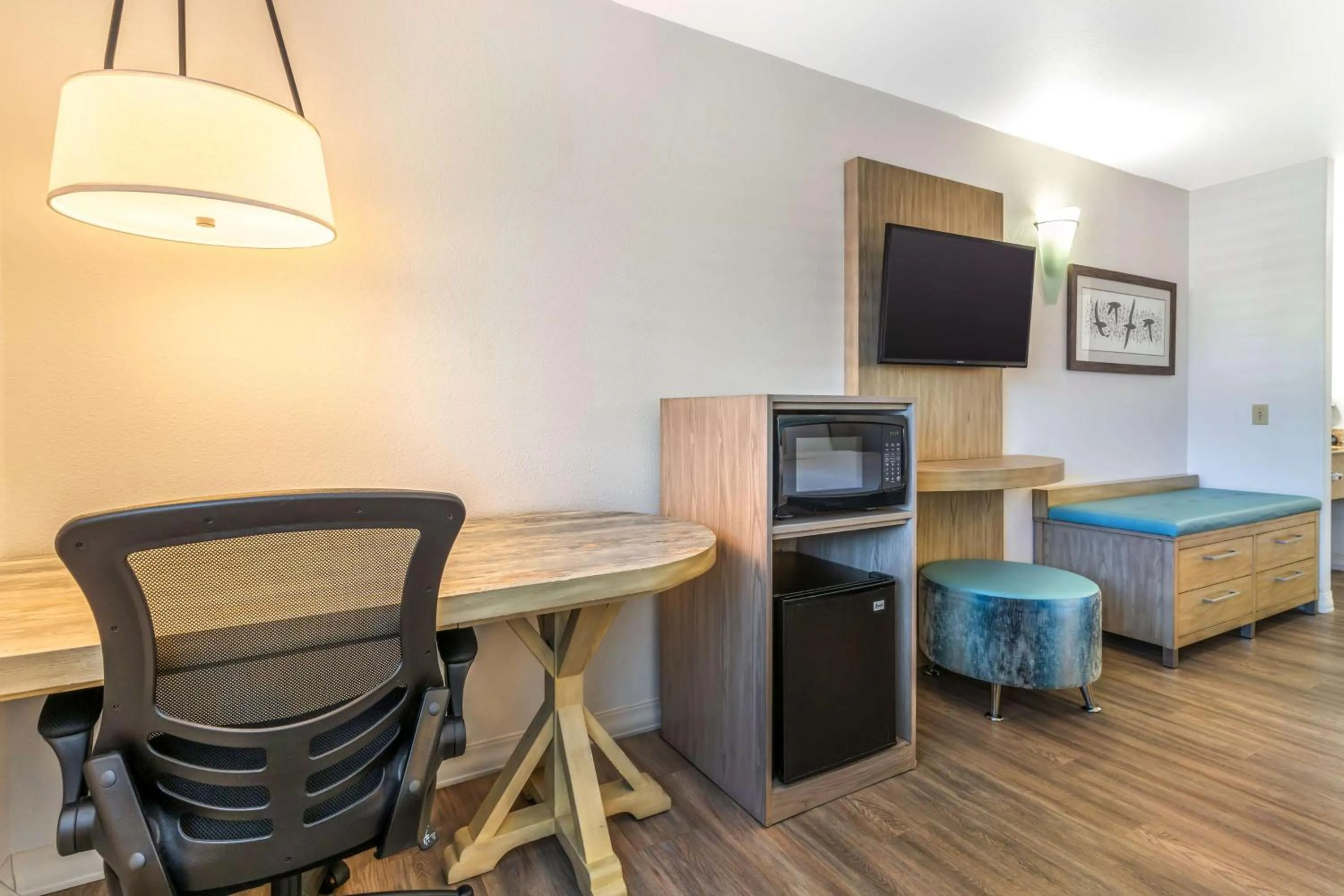 King Bed Room with Spa Bath in Best Western Plus Capitola By-the-Sea Inn & Suites