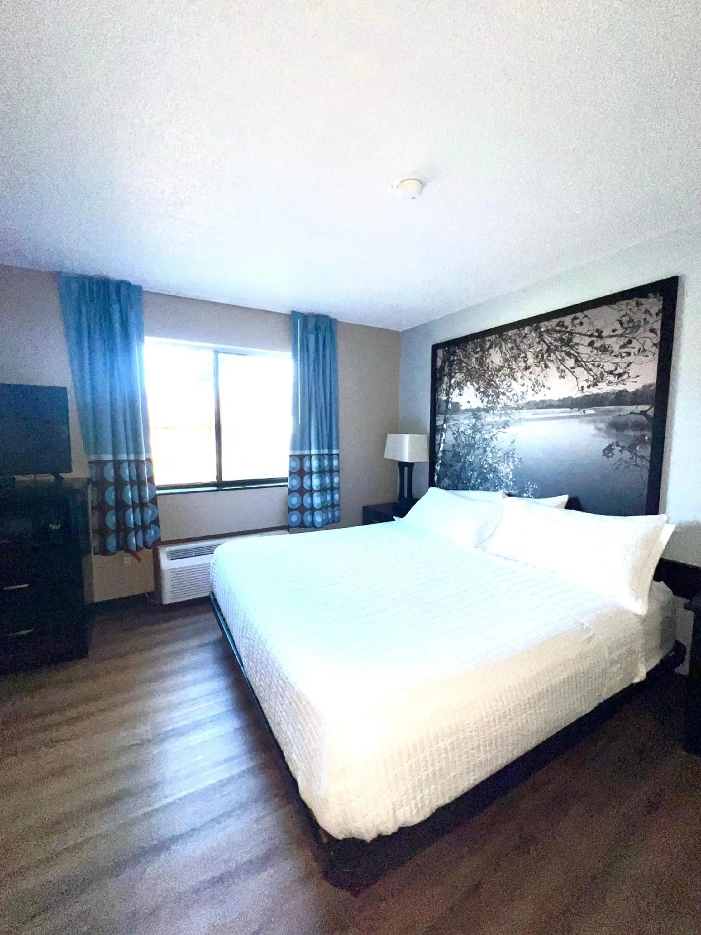 King Suite - Non-Smoking in Super 8 by Wyndham Estherville