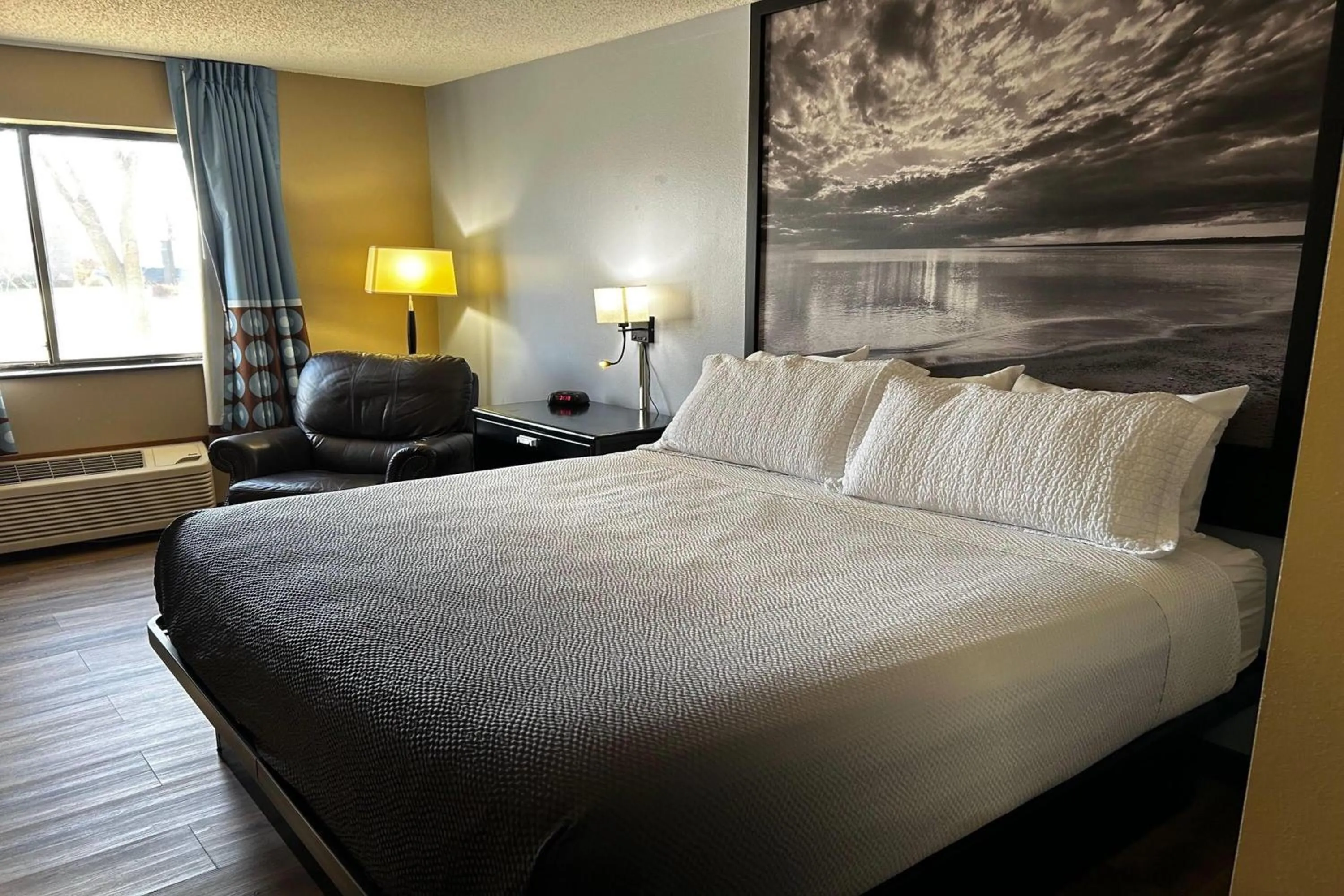 King Room - Non-Smoking in Super 8 by Wyndham Estherville