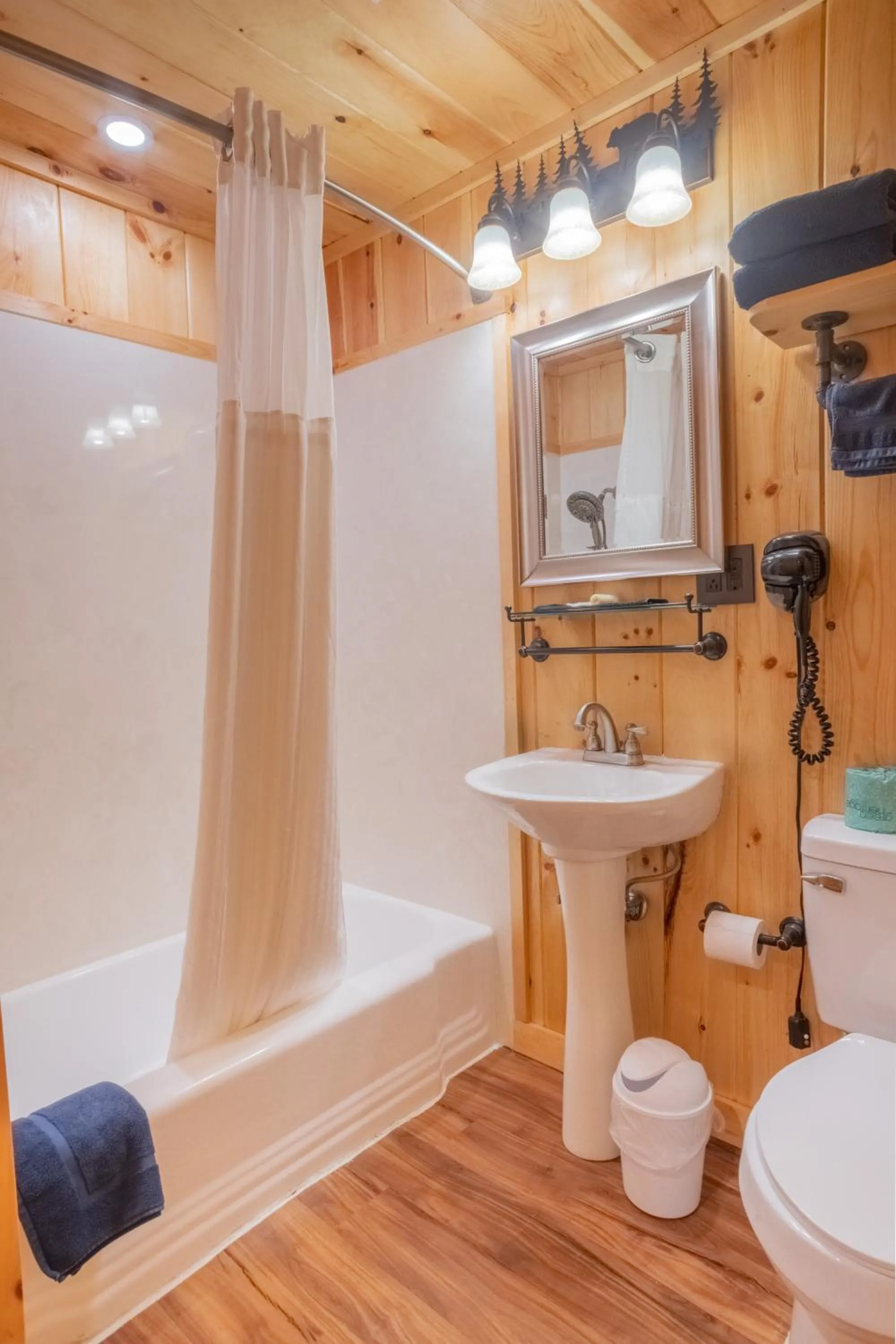 Superior Queen Room - One Queen Bed in Marshall's Creek Rest Motel