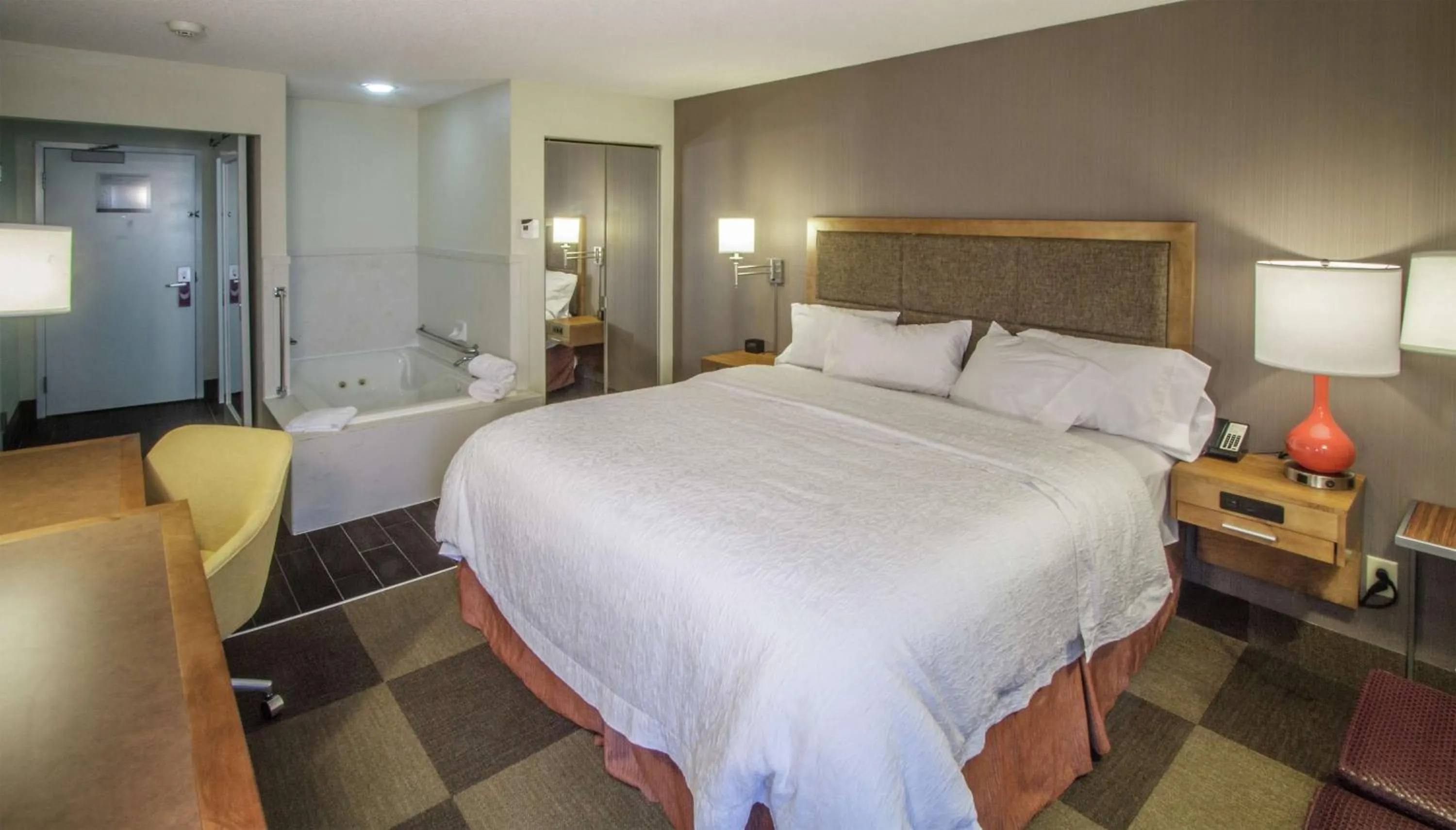 King Room with Spa Bath in Hampton Inn South Haven