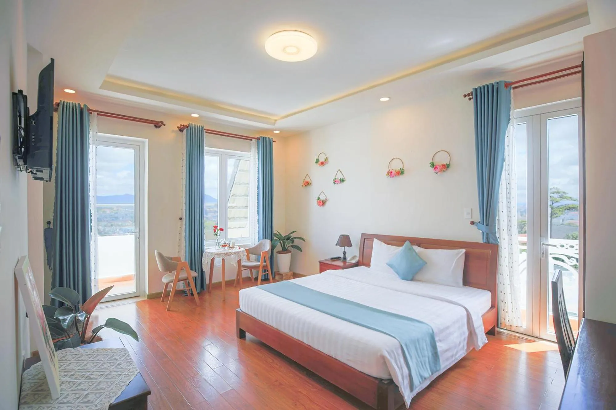 Deluxe King Room in Rose Valley Hotel Da Lat Vietnam