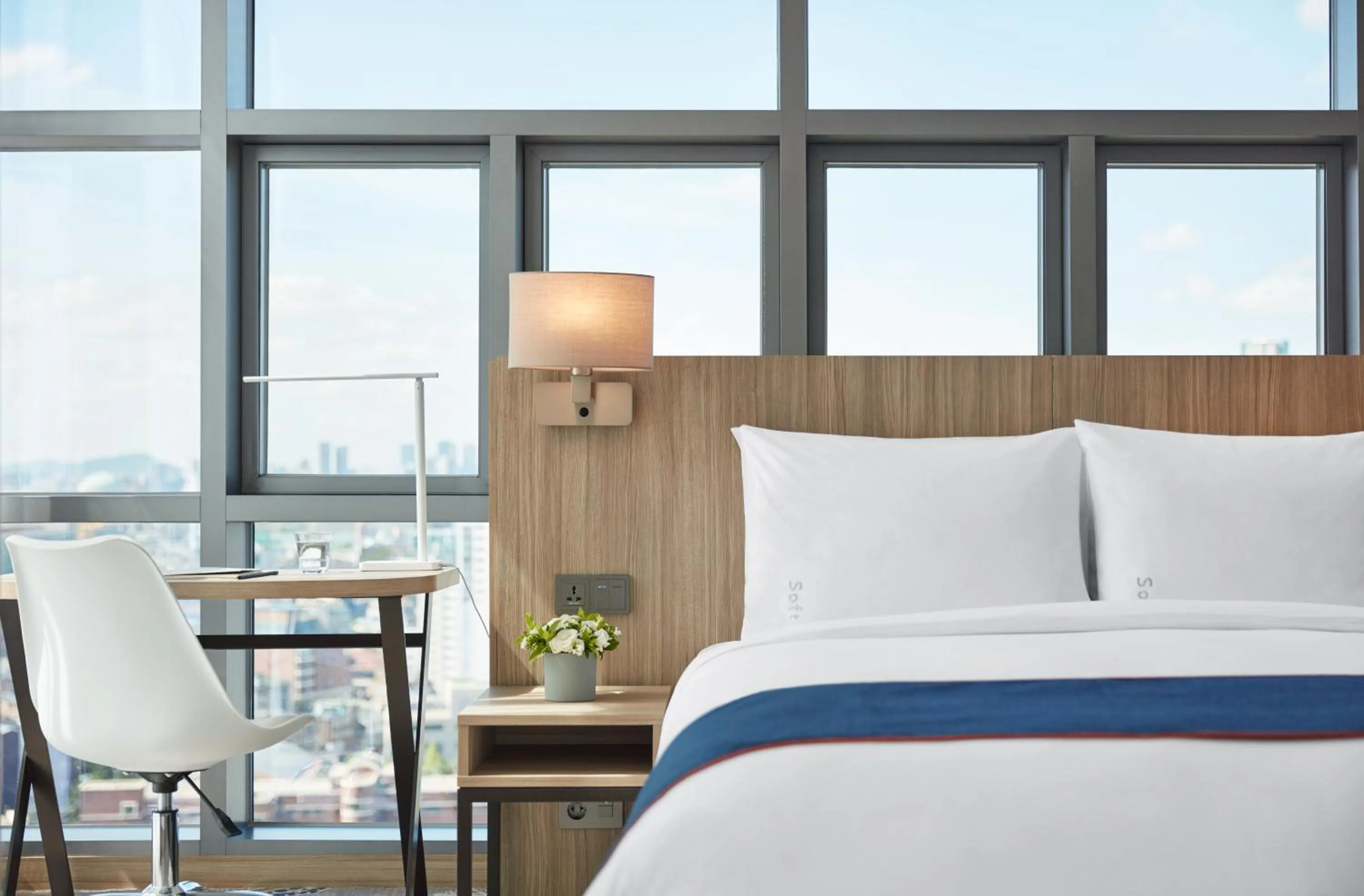 Standard Queen Room with City View - Free Breakfast in Holiday Inn Express Seoul Hongdae by IHG