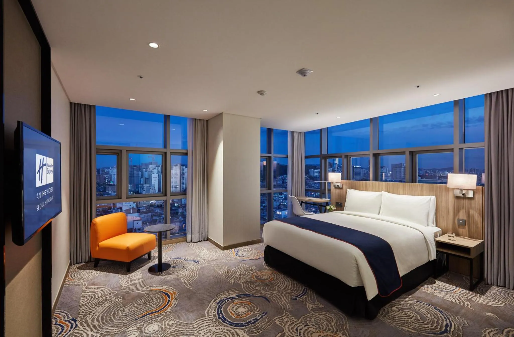 Standard Queen Room with City View - Free Breakfast in Holiday Inn Express Seoul Hongdae by IHG