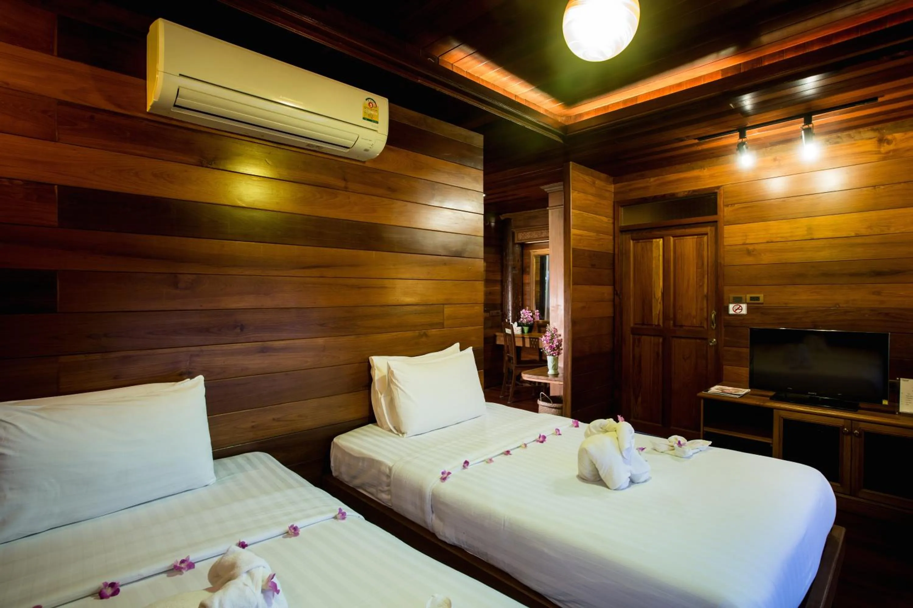 Rosewood Deluxe Twin in Ruen Come In