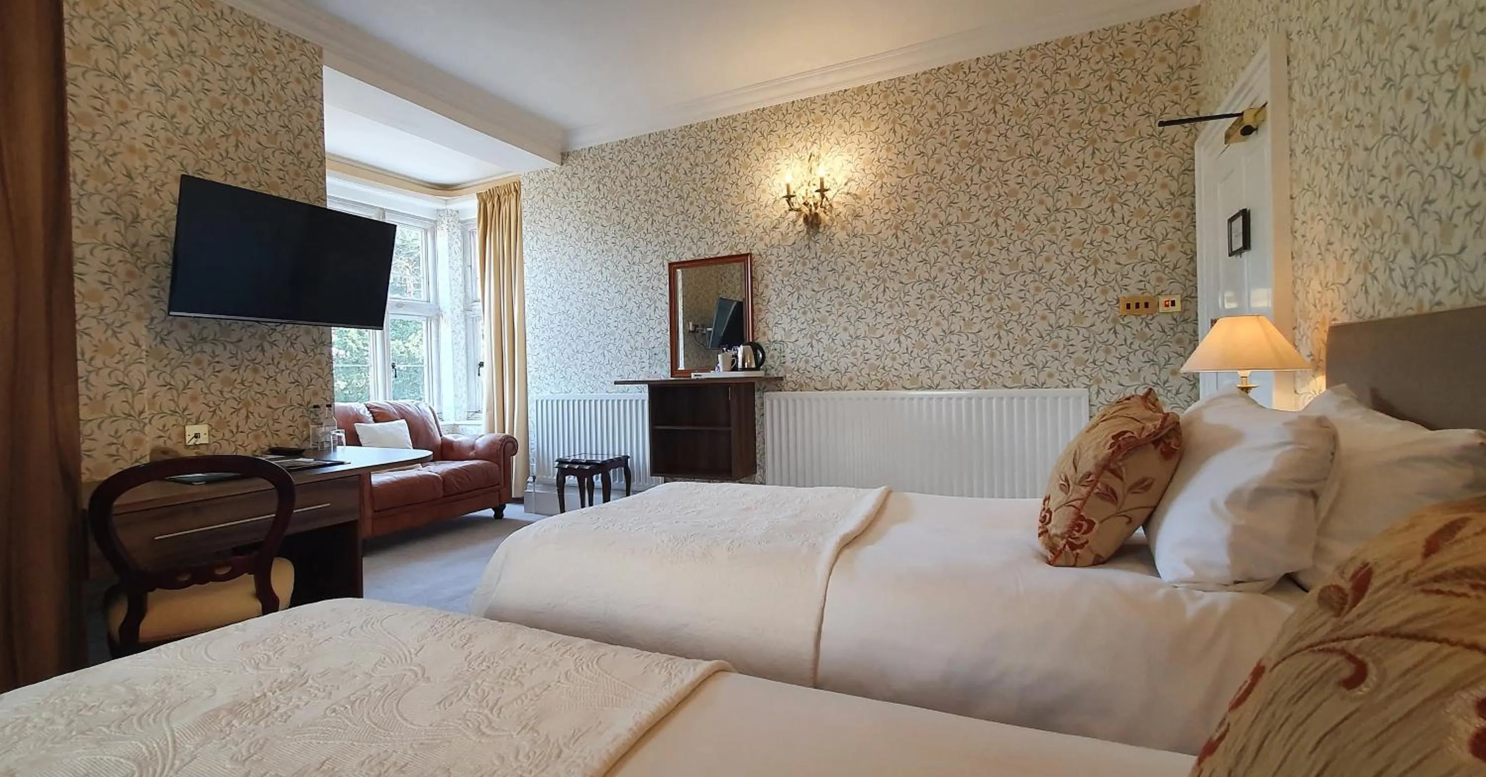 Executive Twin Room in Chiseldon House Hotel