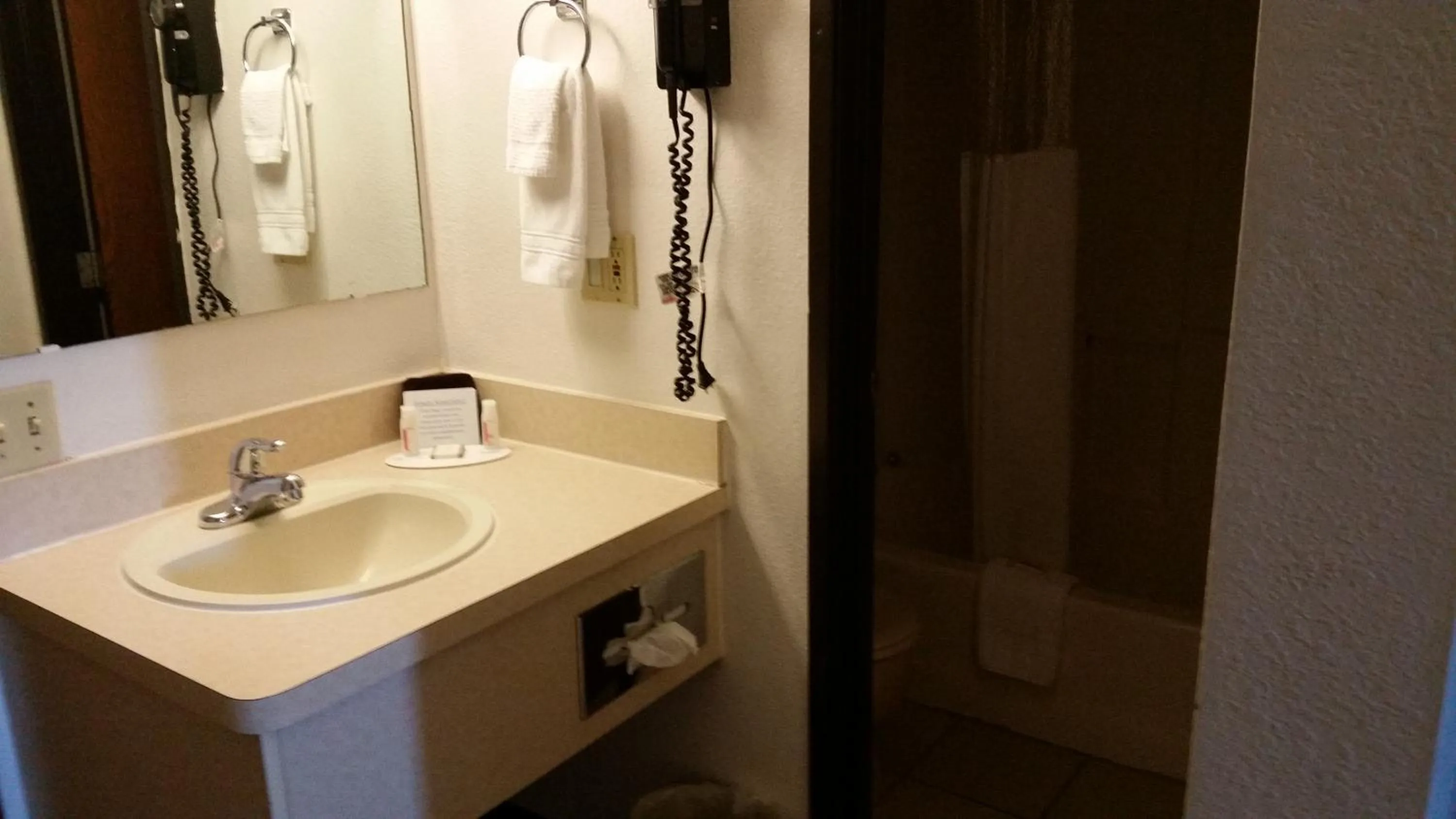 Queen Room with Two Queen Beds - Non-Smoking in Howard Johnson by Wyndham Billings