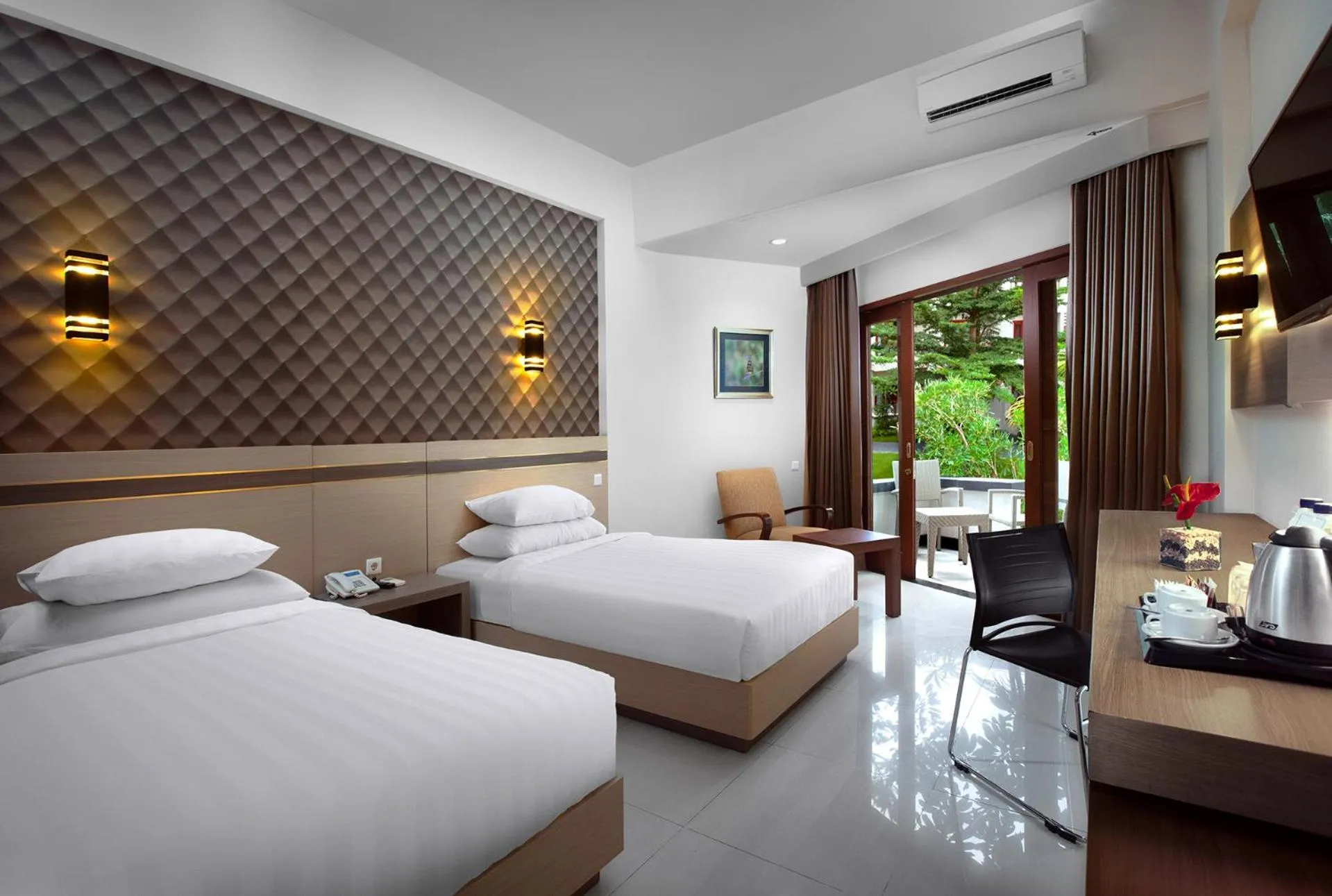 Deluxe Twin Room in Lombok Raya Hotel