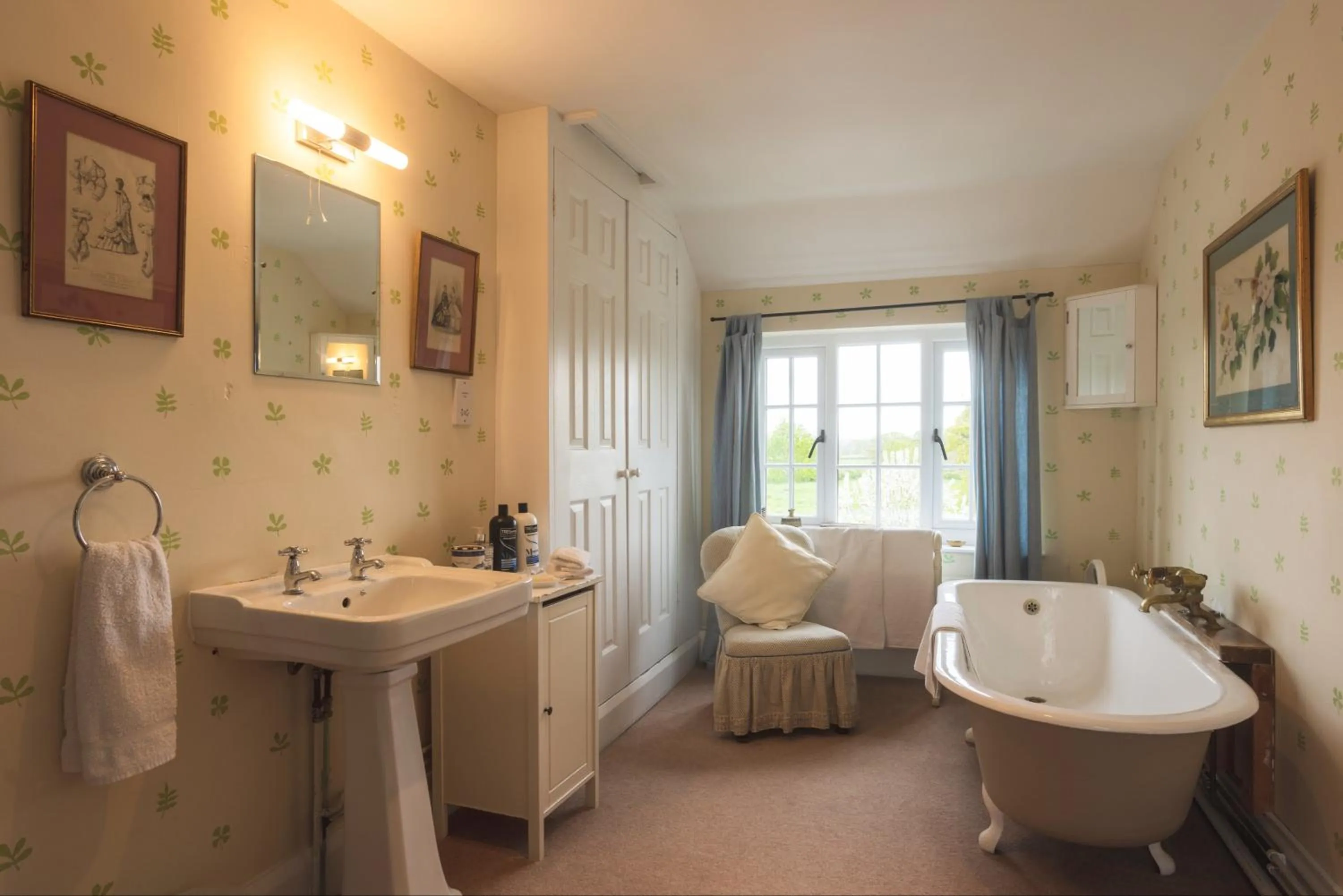 Double Room with Private Bathroom in Mulsford Cottage