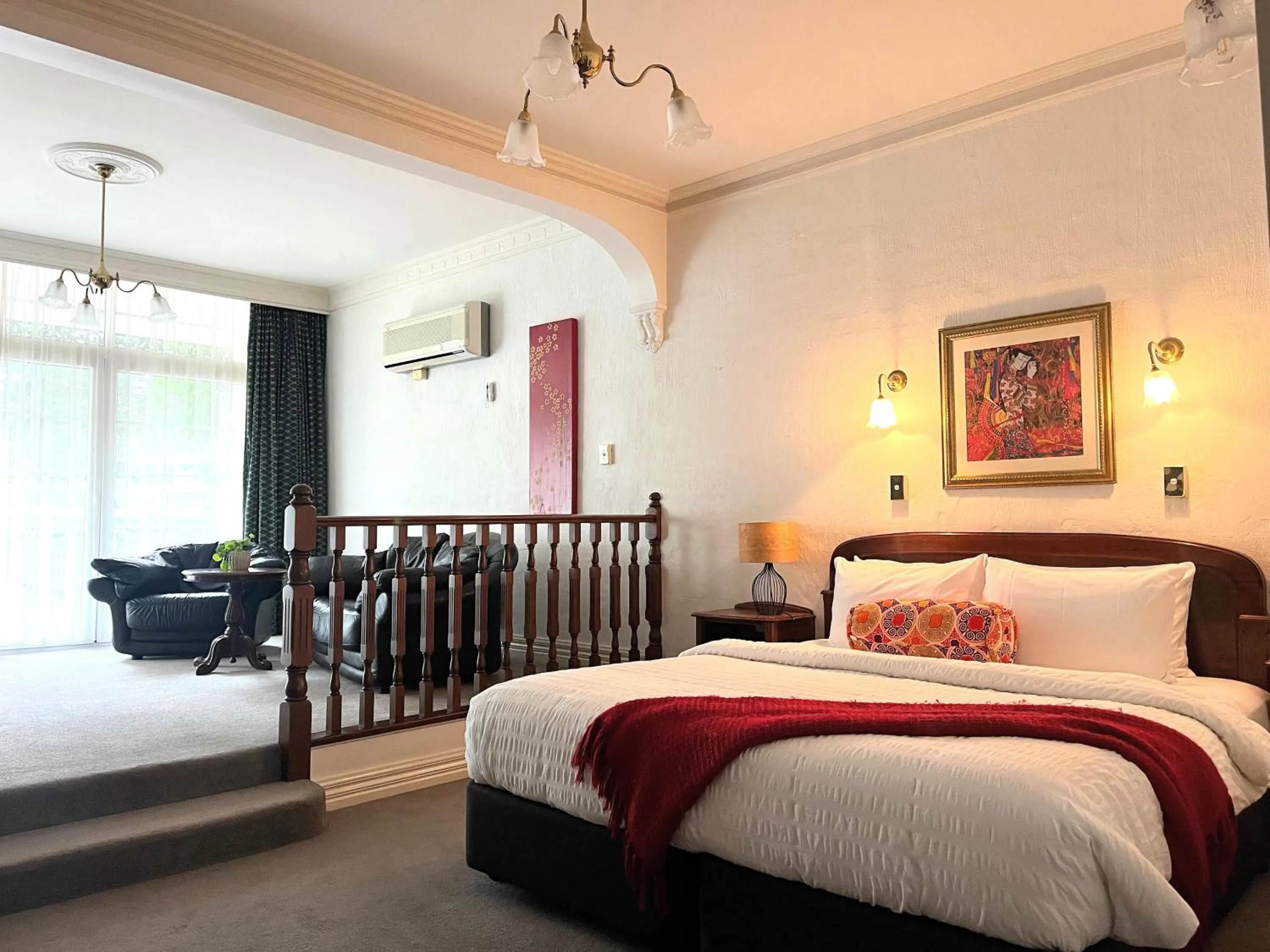 Executive Spa Suite in Victoria House Motor Inn